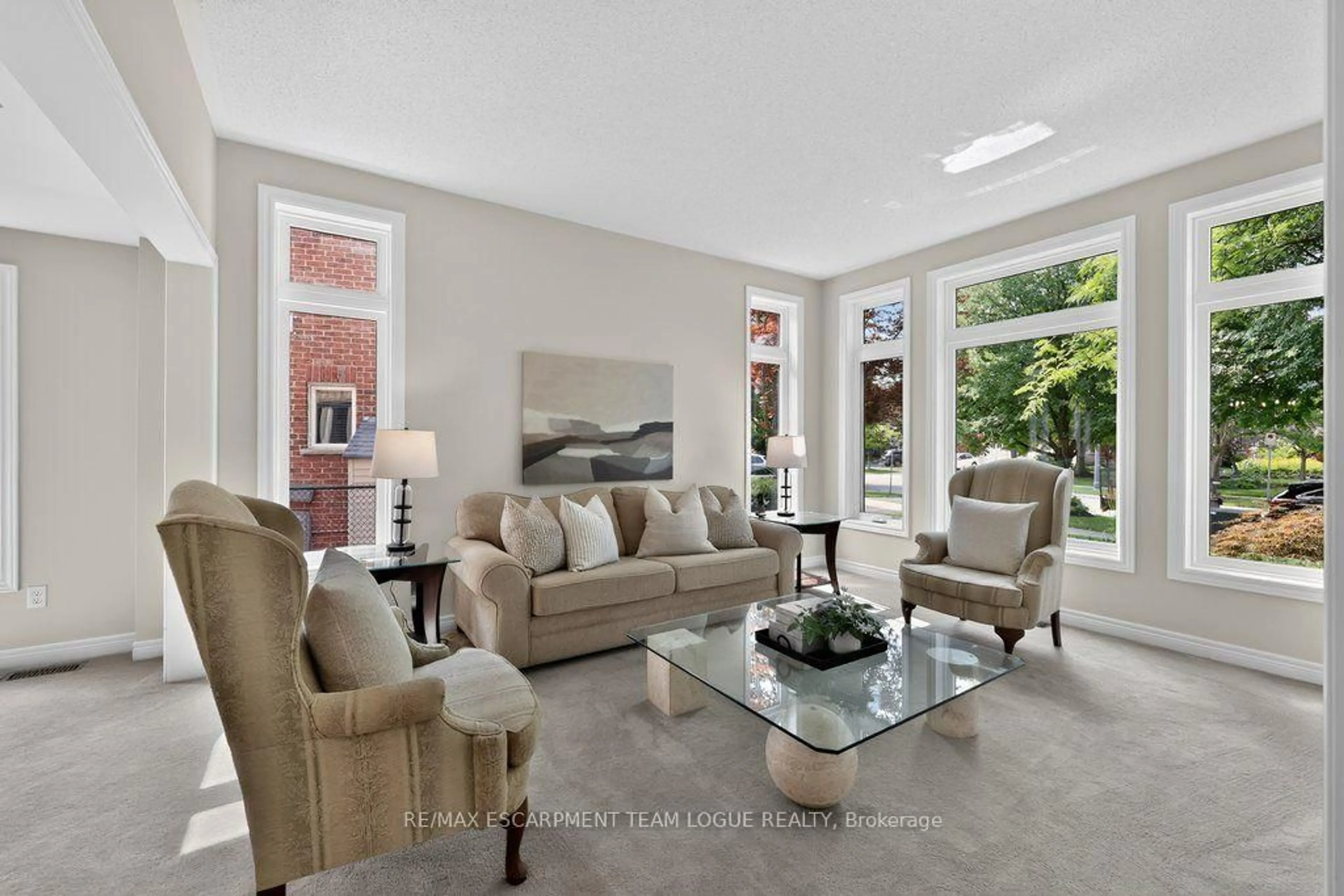 Living room with furniture, unknown for 4334 Rosemead Crt, Burlington Ontario L7M 4R1