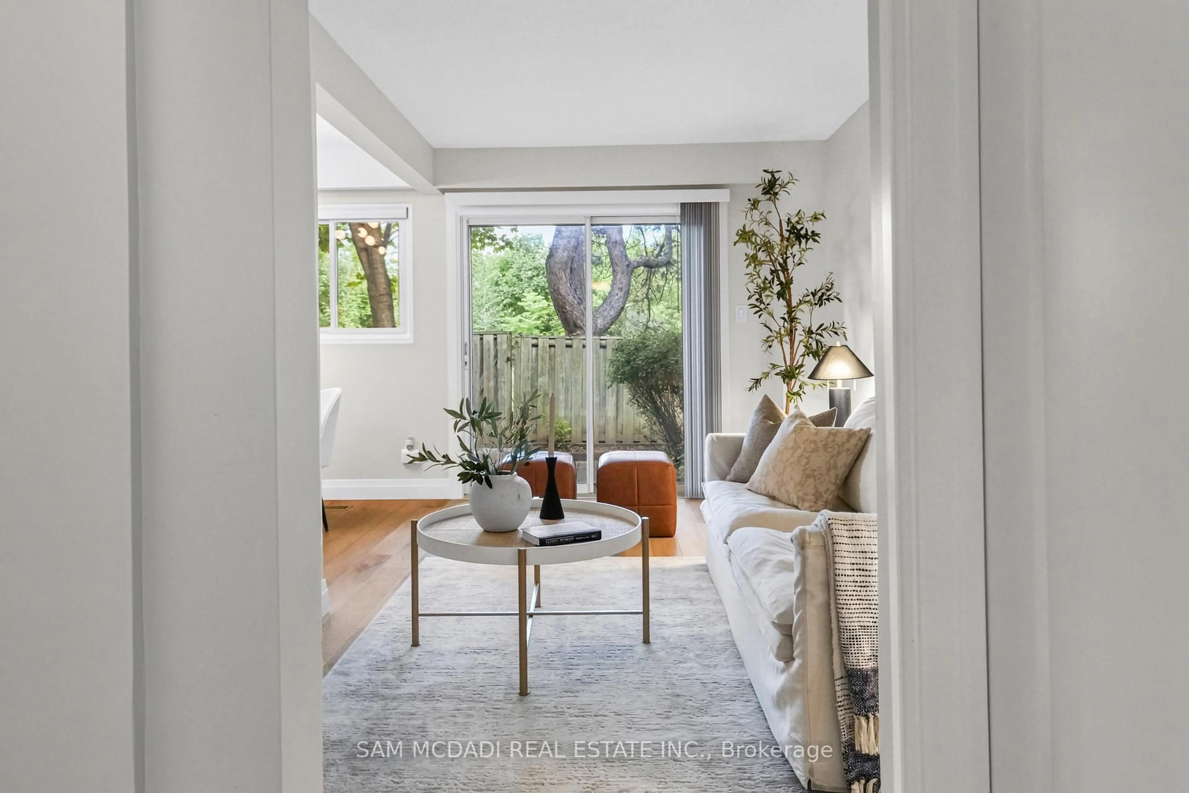 Indoor entryway for 400 Mississauga Valley Blvd #157, Mississauga Ontario L5A 3N6