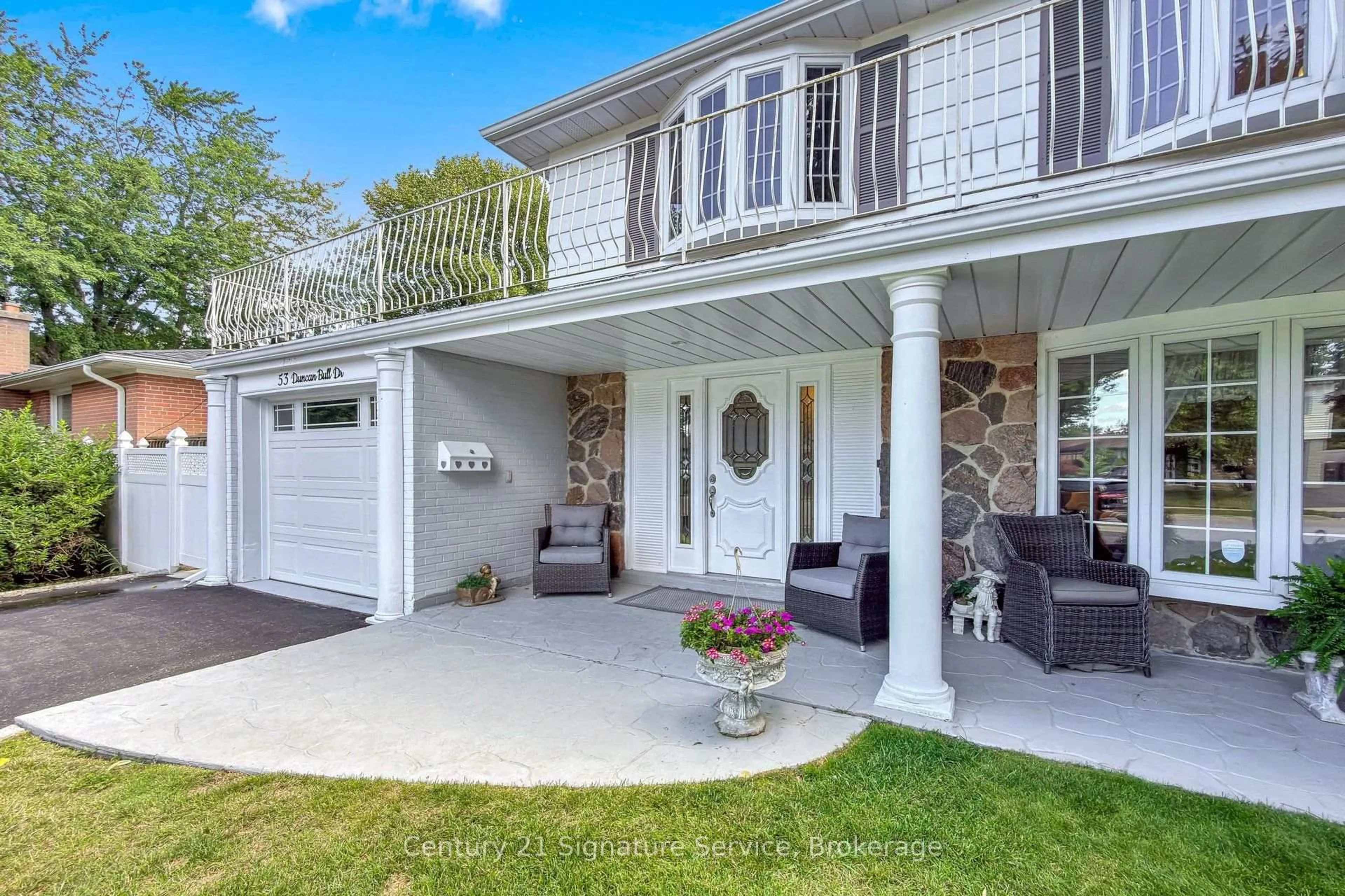 Home with vinyl exterior material, street for 53 Duncan Bull Dr, Brampton Ontario L6W 1H5