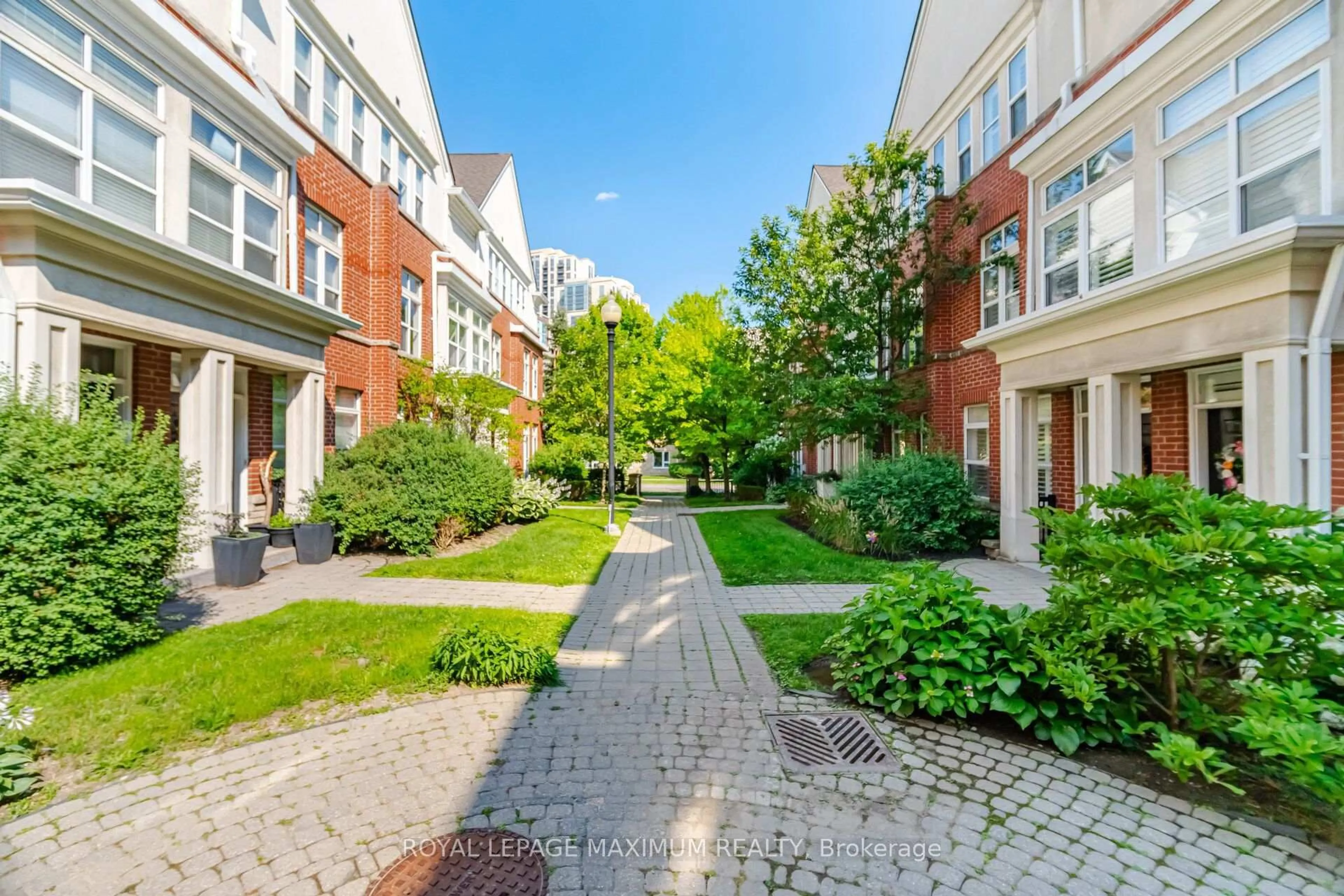 Patio, street for 126 Resurrection Rd, Toronto Ontario M9A 5H1