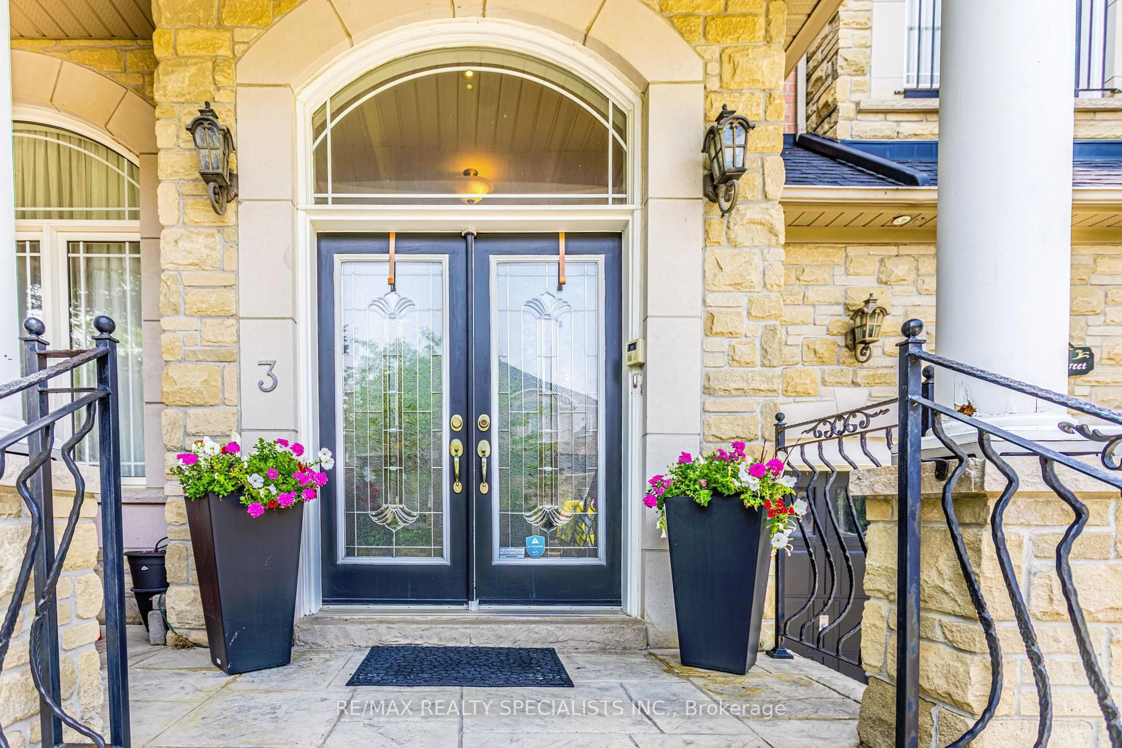 Indoor entryway for 3 Fogerty St, Brampton Ontario L6Y 5K3