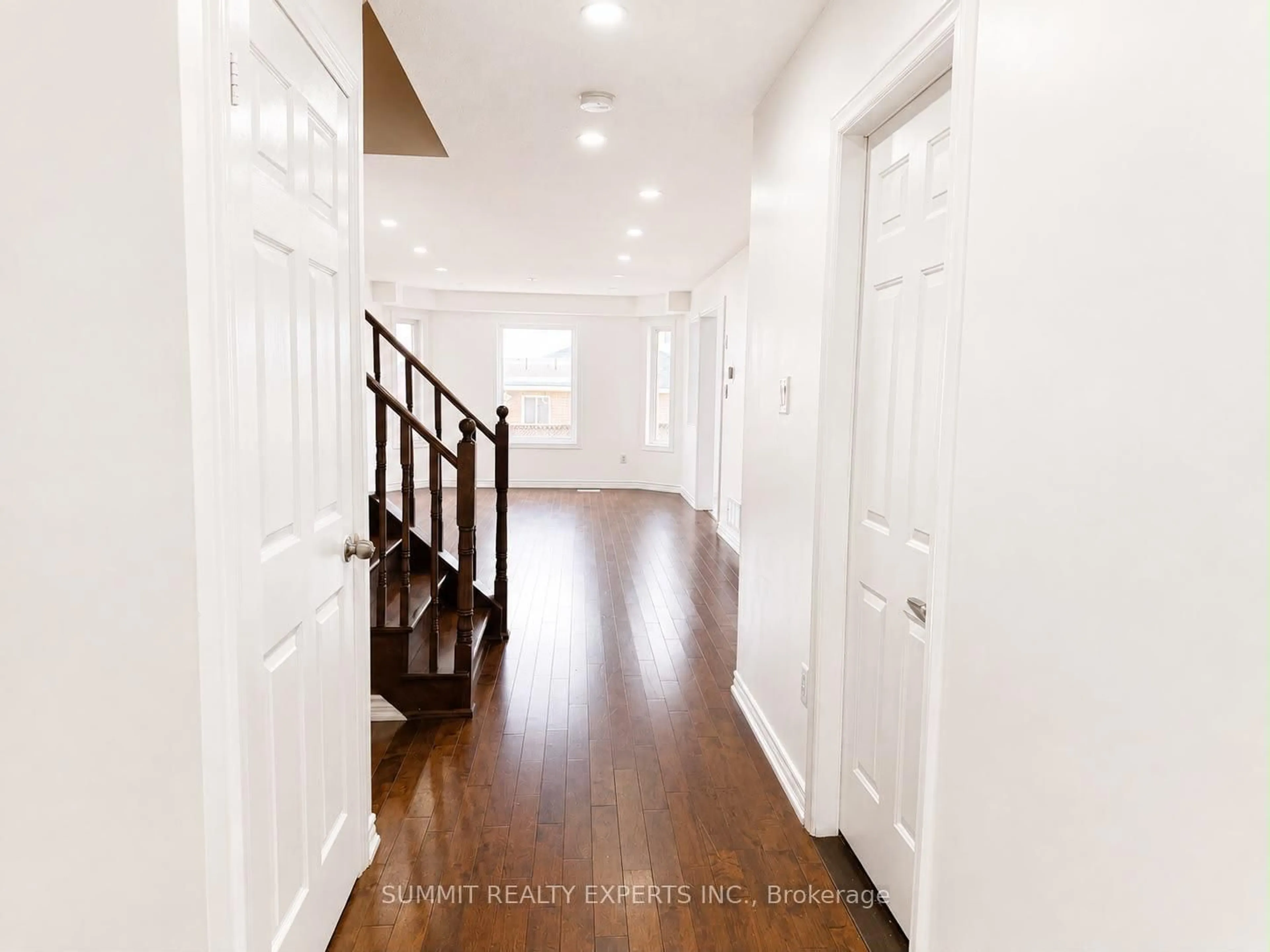 Indoor entryway for 25 Deforest Dr, Brampton Ontario L7A 2Y1