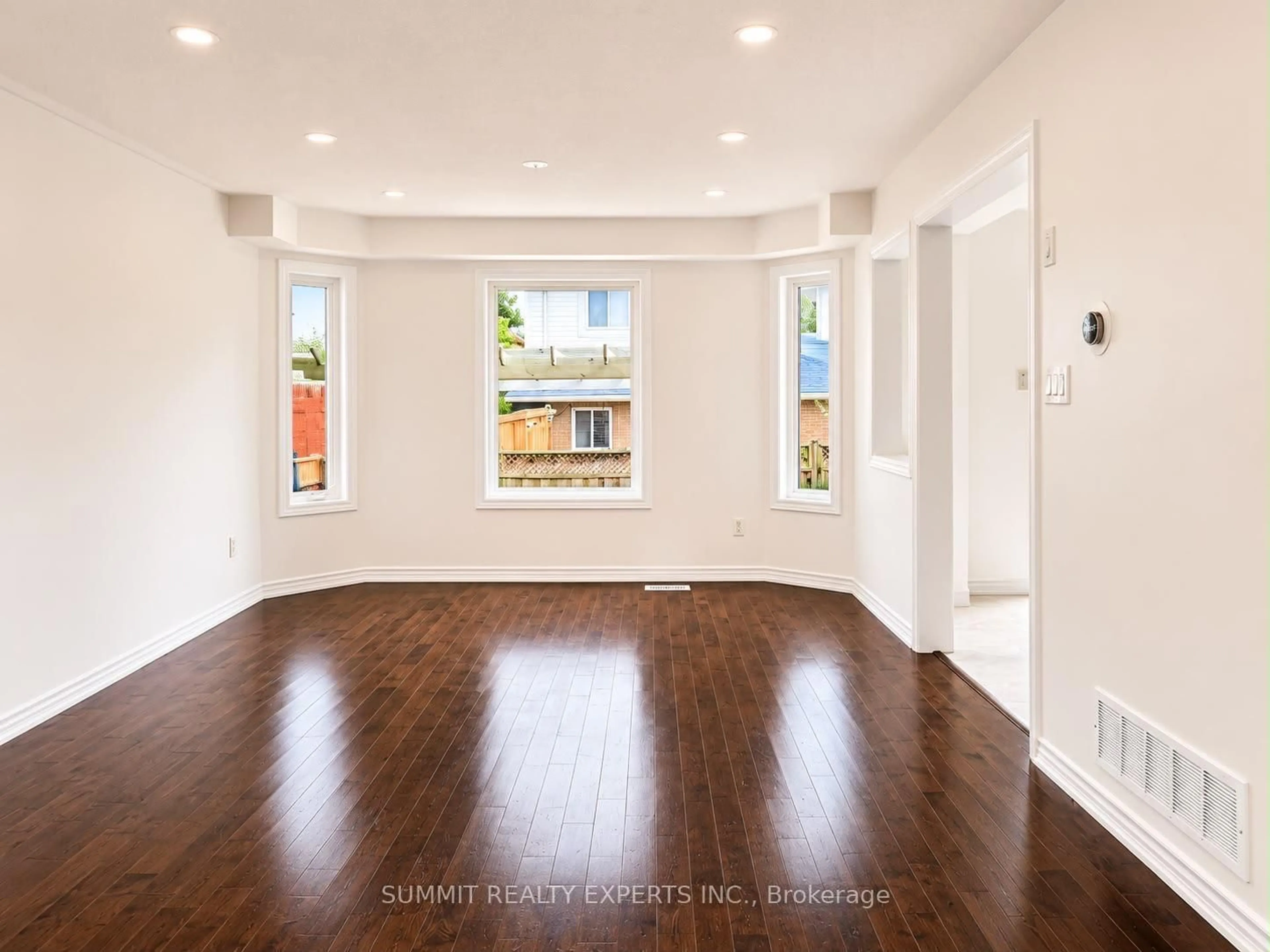 Indoor entryway for 25 Deforest Dr, Brampton Ontario L7A 2Y1