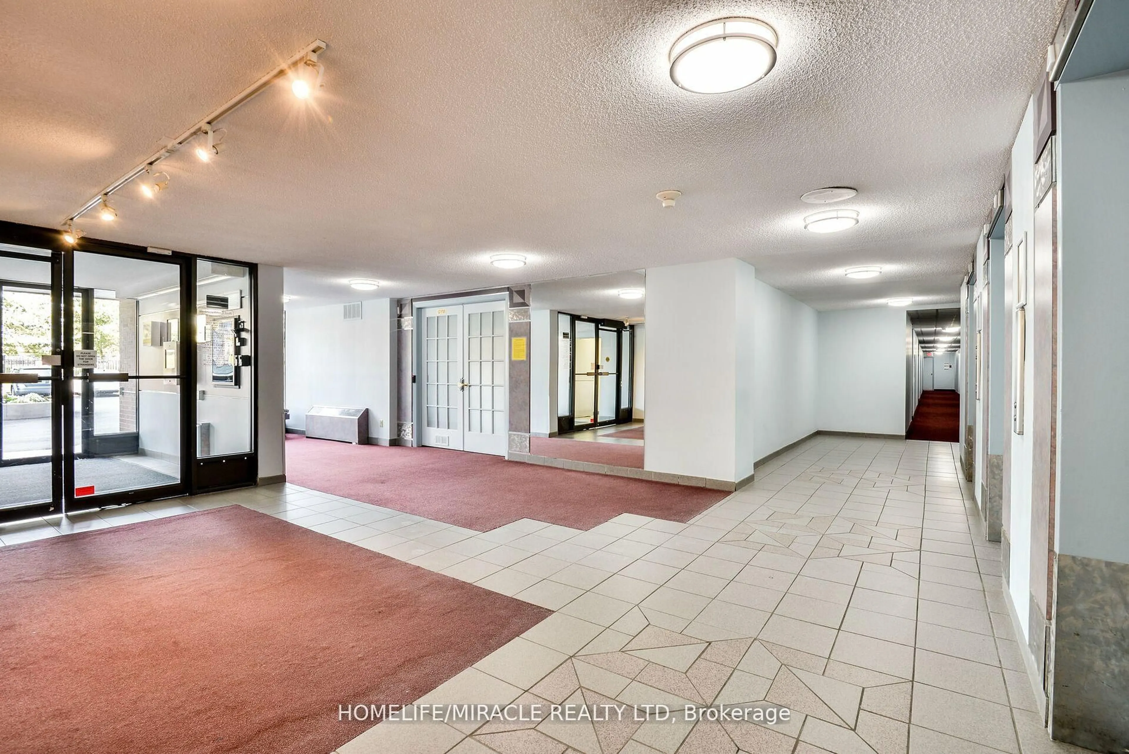 Indoor foyer for 25 Kensington Rd #608, Brampton Ontario L6T 3W8
