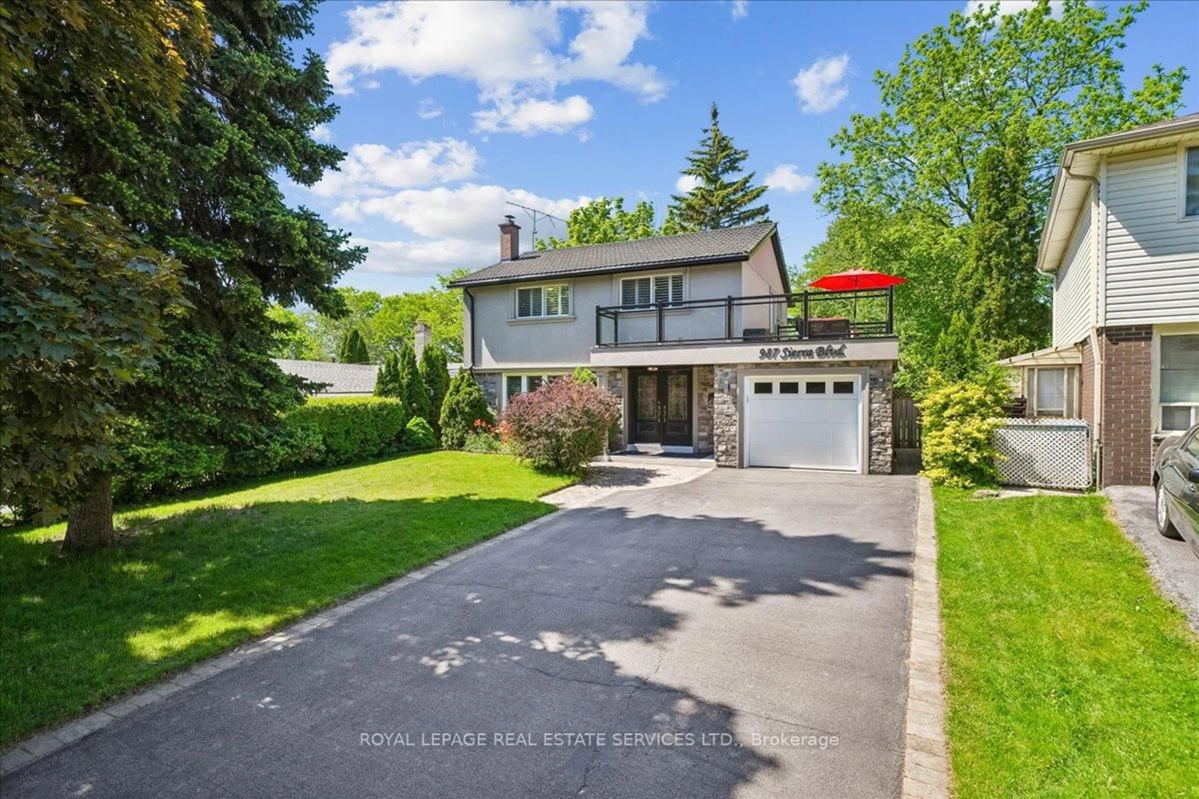 A pic from outside/outdoor area/front of a property/back of a property/a pic from drone, street for 987 Sierra Blvd, Mississauga Ontario L4Y 2E3