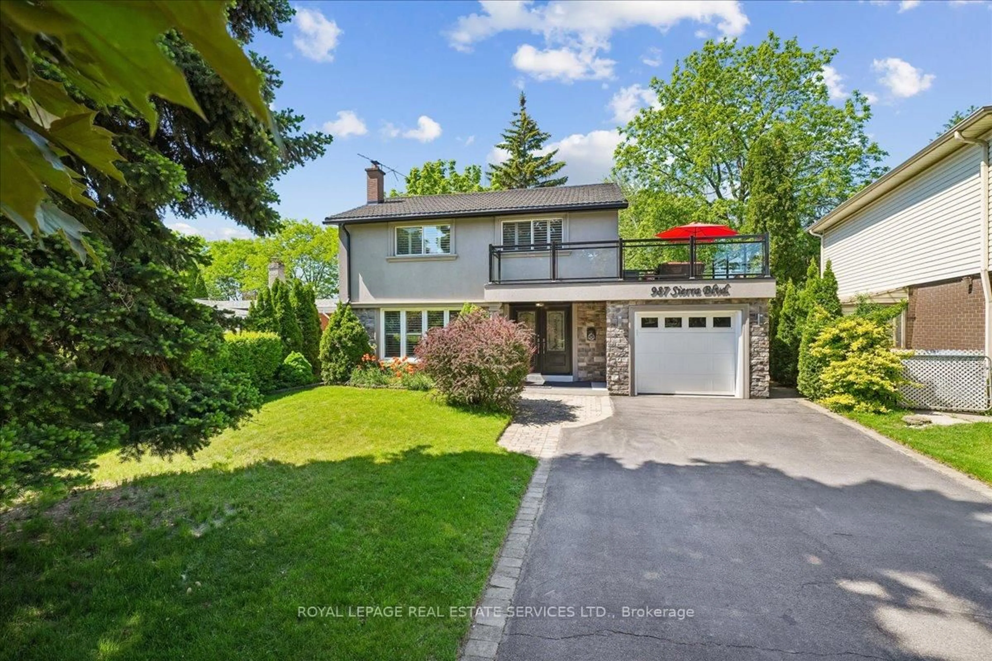 A pic from outside/outdoor area/front of a property/back of a property/a pic from drone, street for 987 Sierra Blvd, Mississauga Ontario L4Y 2E3