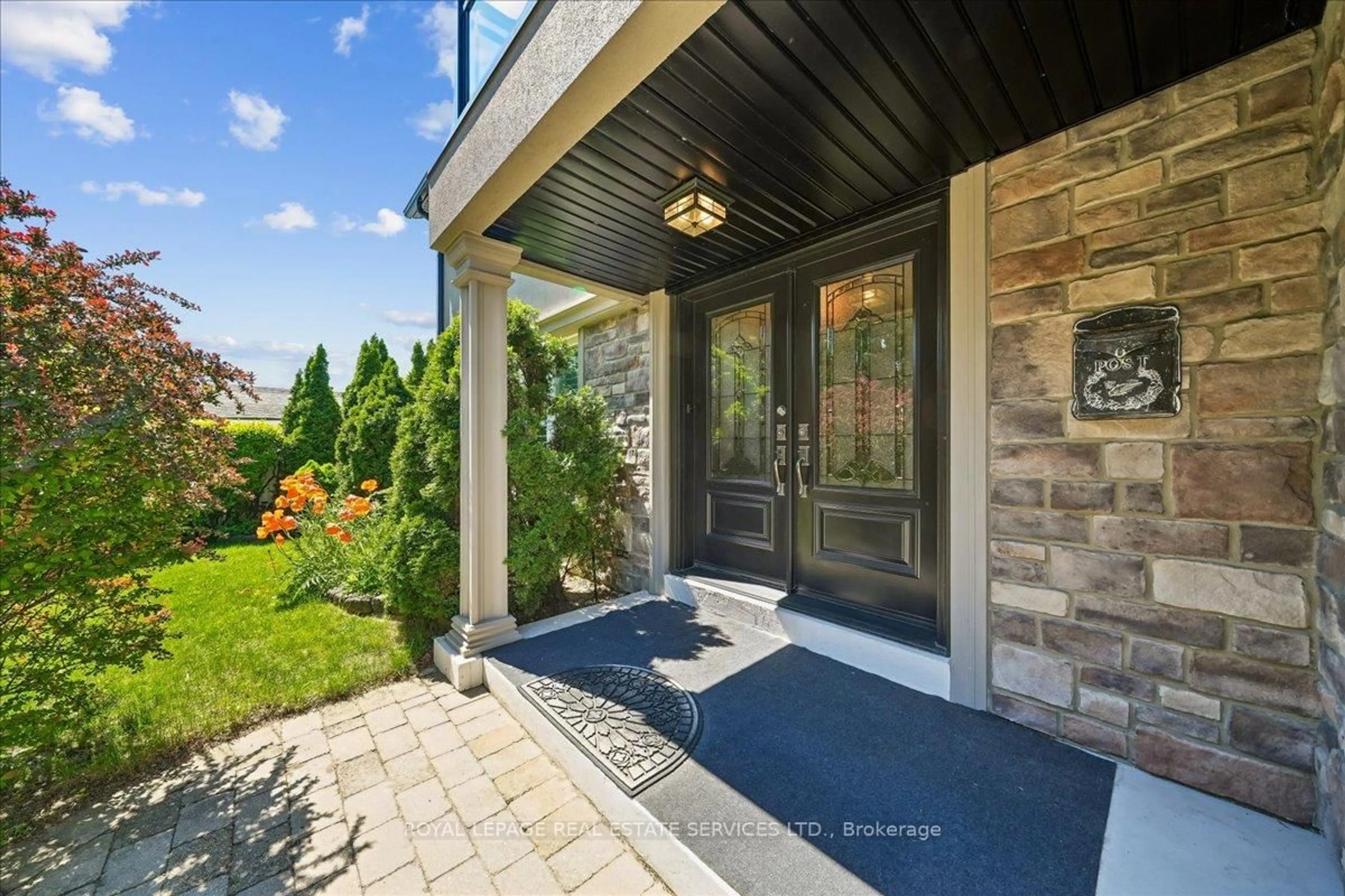Indoor entryway for 987 Sierra Blvd, Mississauga Ontario L4Y 2E3