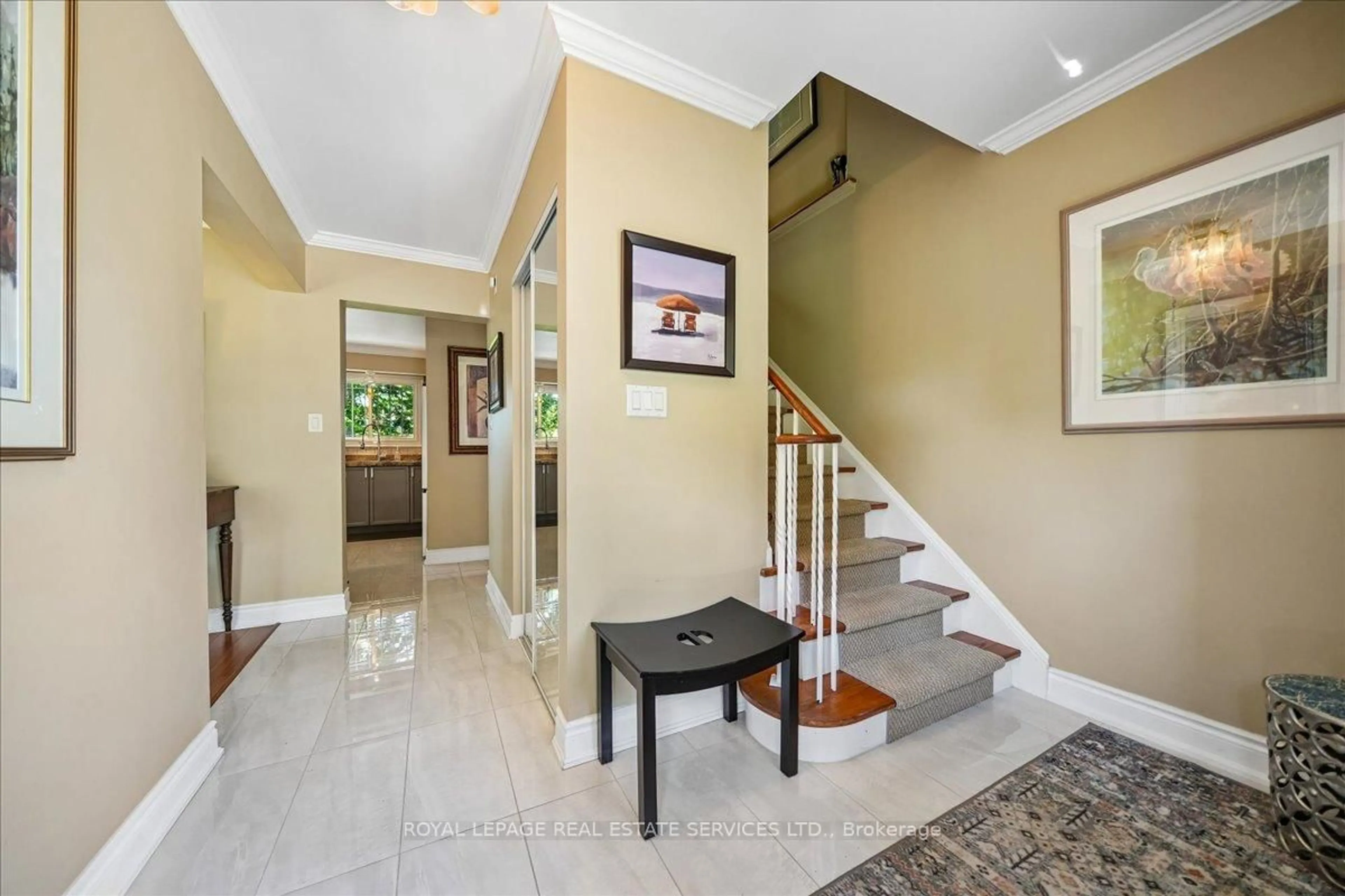Indoor foyer for 987 Sierra Blvd, Mississauga Ontario L4Y 2E3