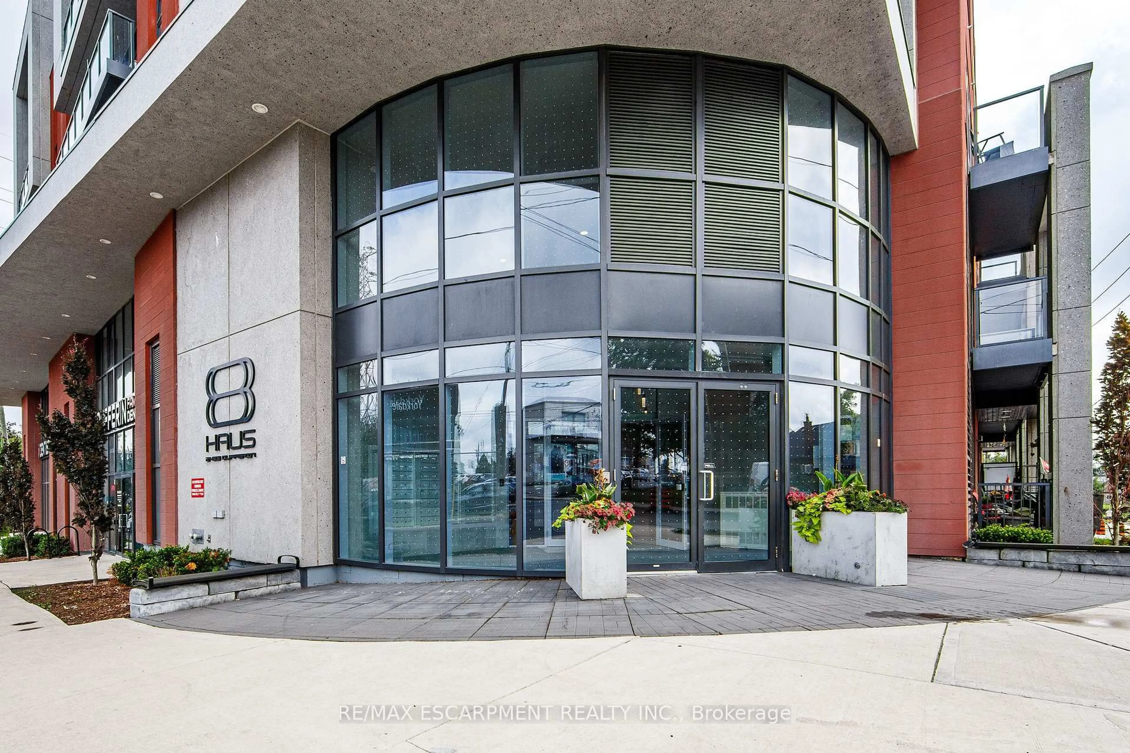 Indoor foyer for 2433 Dufferin St #112, Toronto Ontario M6E 0B4