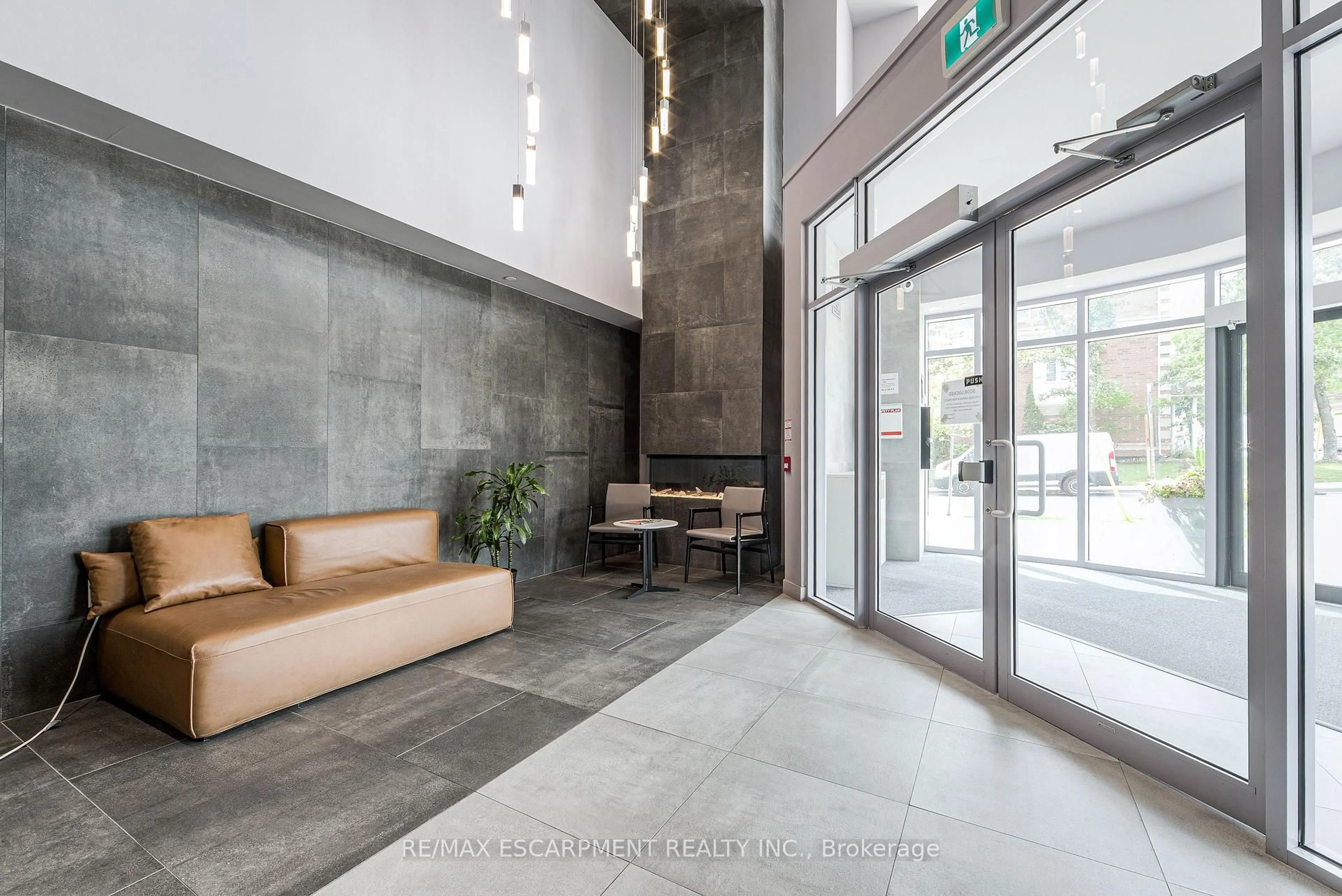 Unknown for 2433 Dufferin St #112, Toronto Ontario M6E 0B4