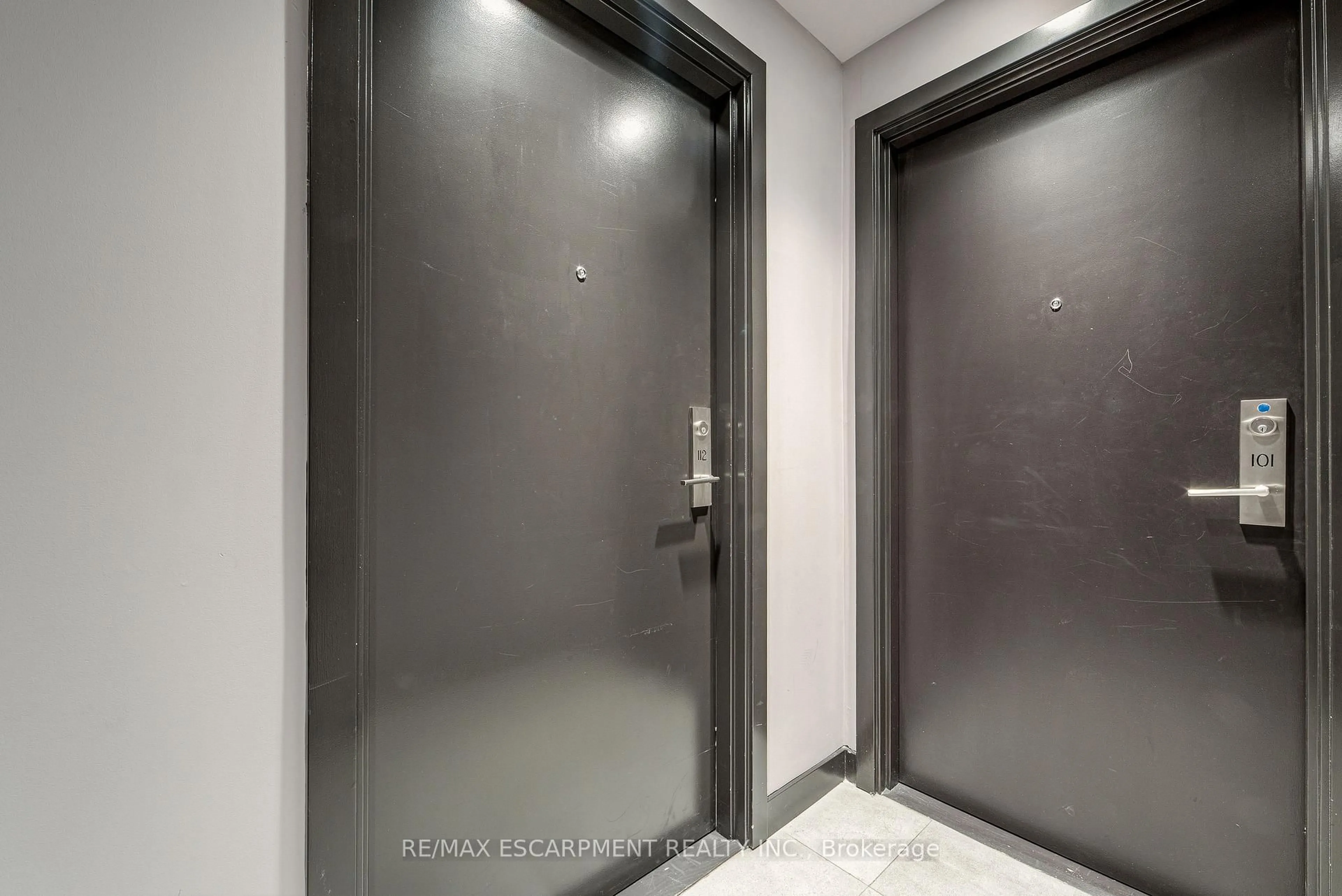 Indoor foyer for 2433 Dufferin St #112, Toronto Ontario M6E 0B4