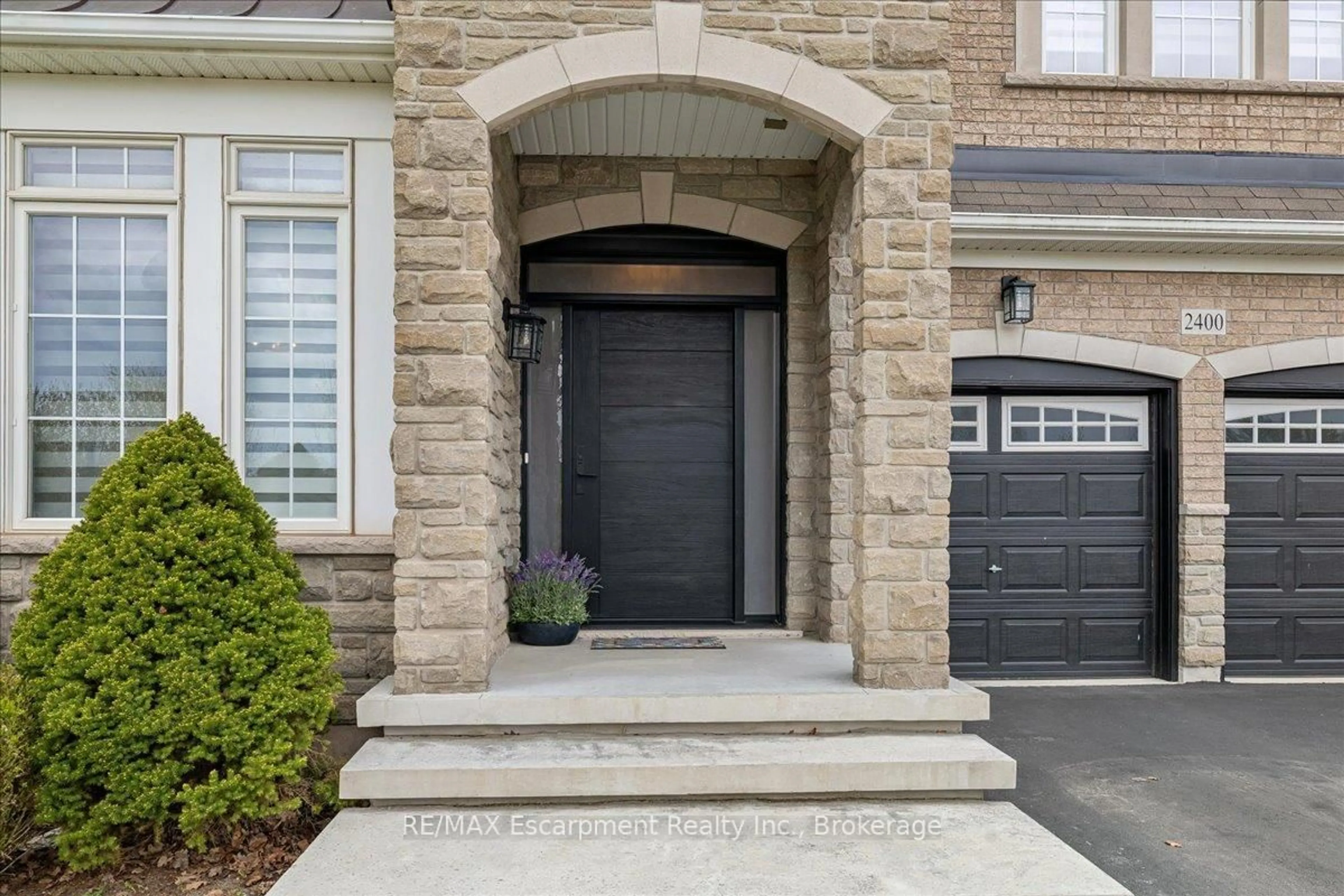 Indoor entryway for 2400 Spring Meadow Way, Oakville Ontario L6M 0R6