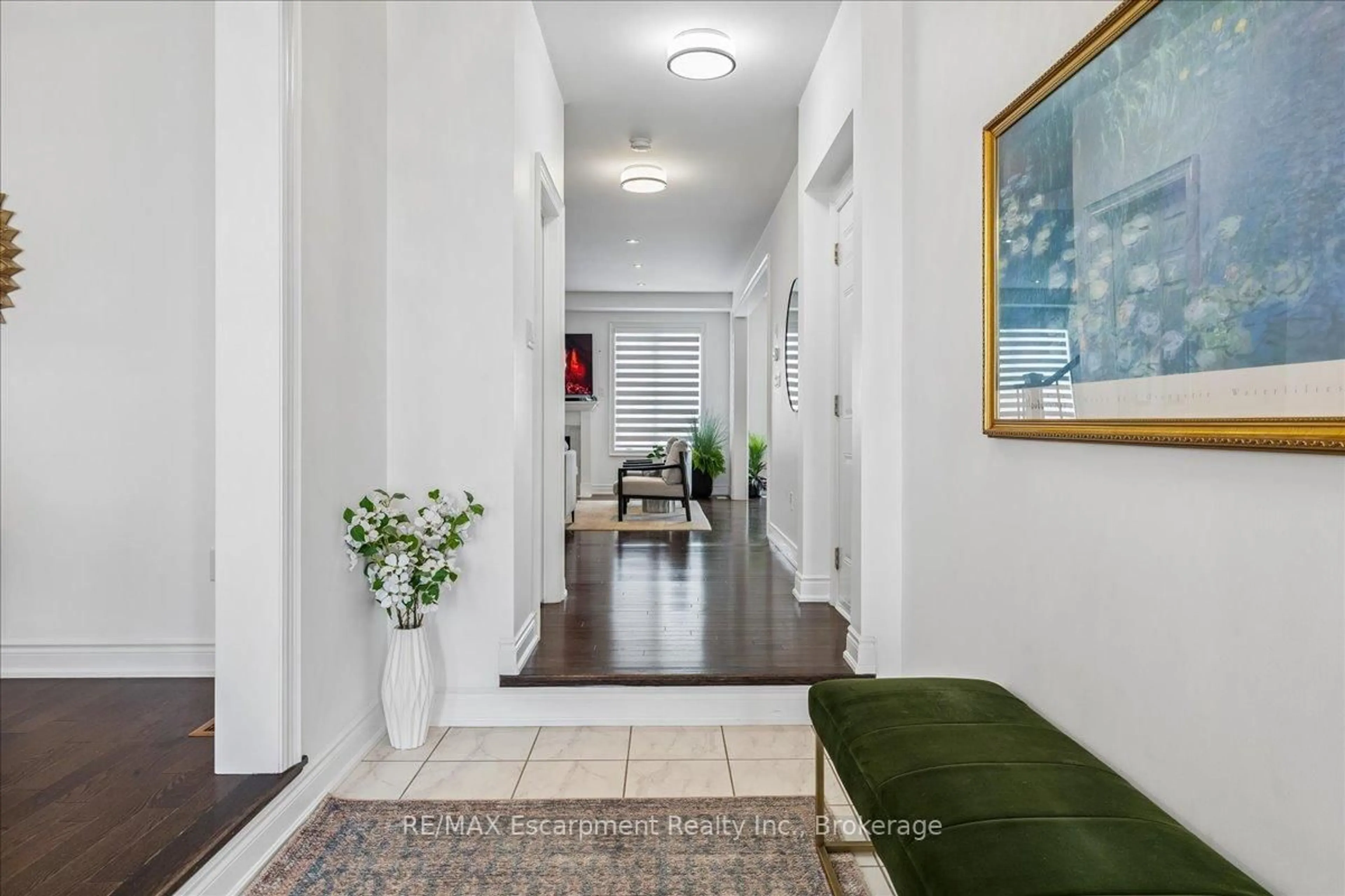 Indoor foyer for 2400 Spring Meadow Way, Oakville Ontario L6M 0R6