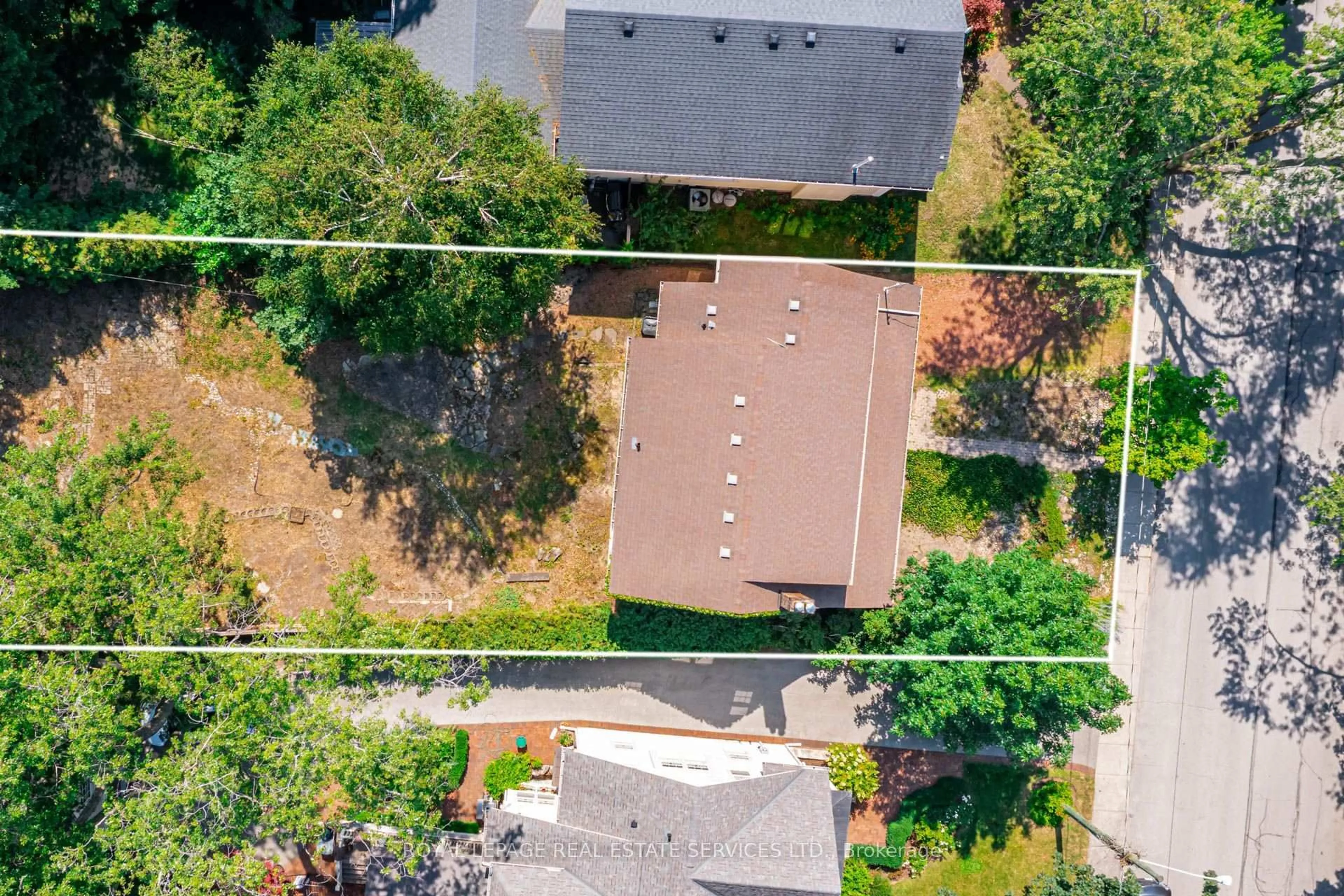A pic from outside/outdoor area/front of a property/back of a property/a pic from drone, street for 235 Douglas Ave, Oakville Ontario L6J 3S2
