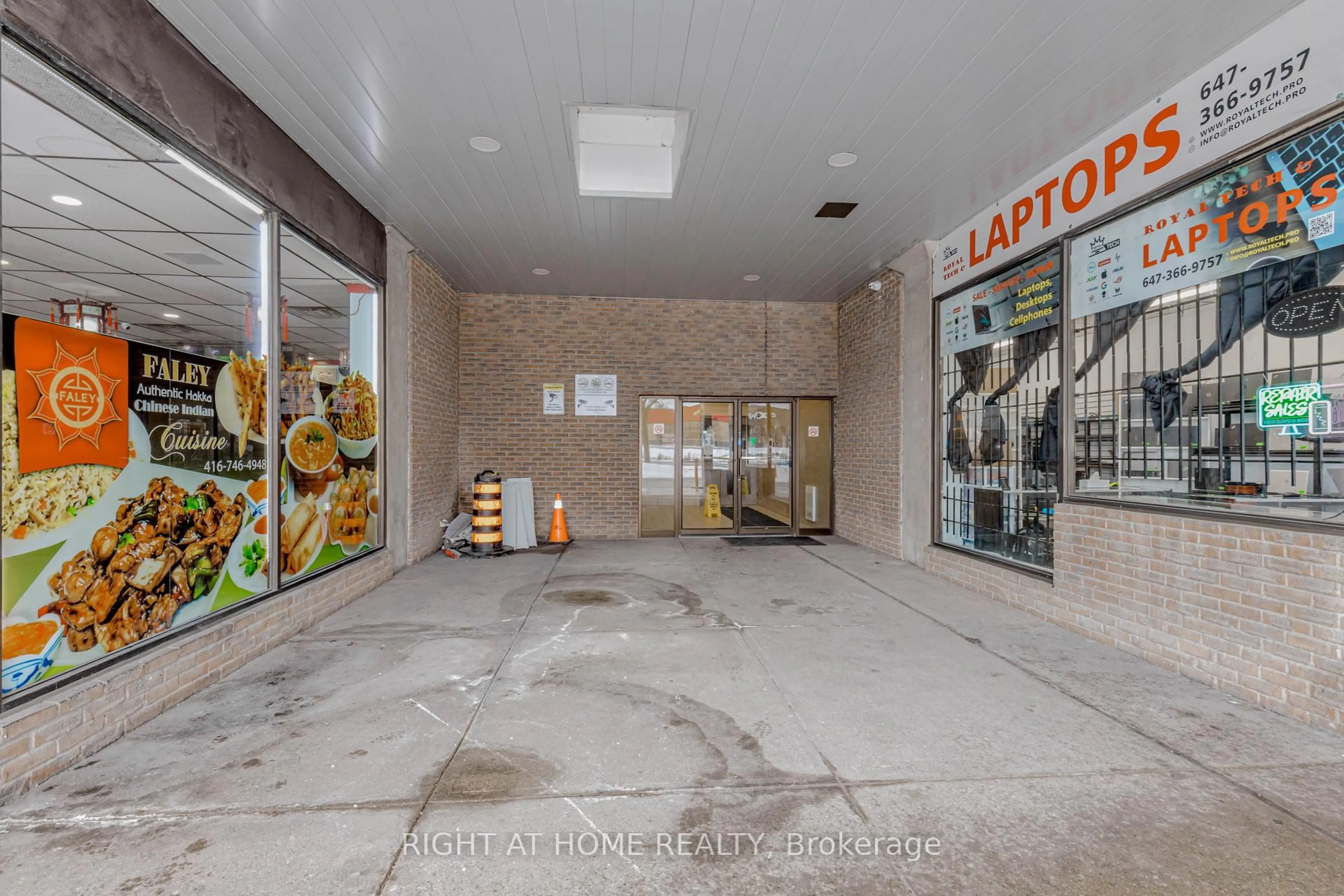 Indoor foyer for 40 Rexdale Blvd #3, Toronto Ontario M9W 5Z3