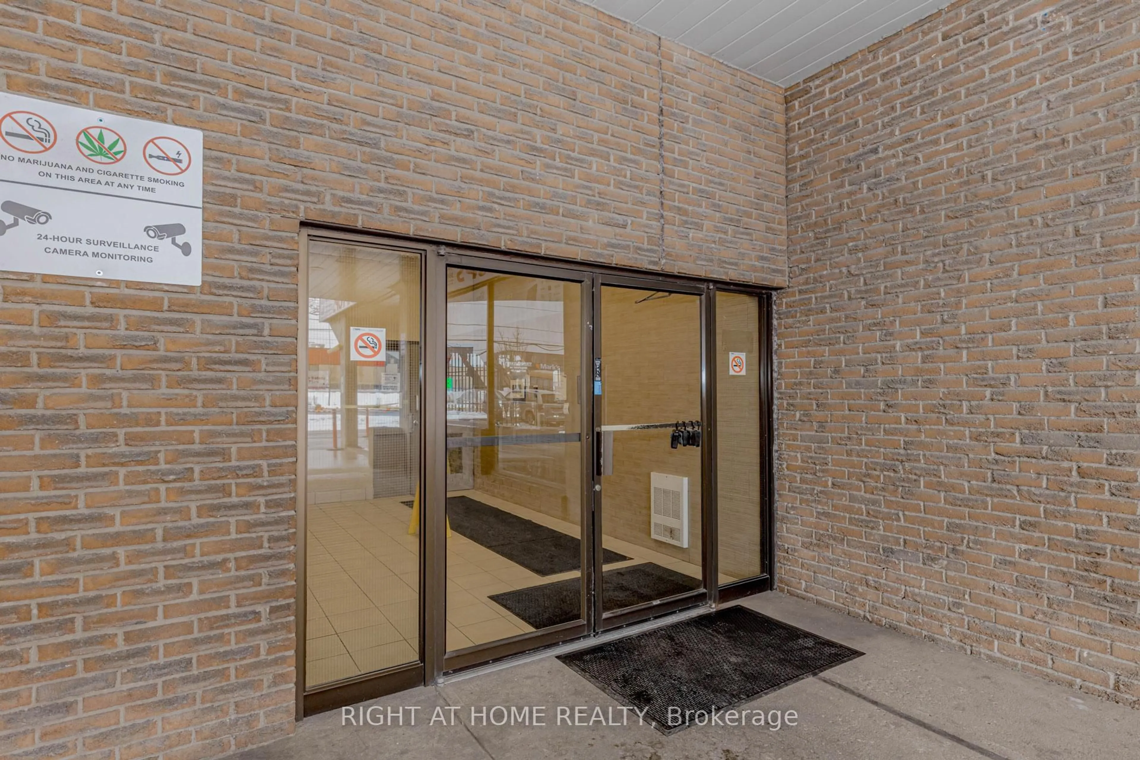 Indoor foyer for 40 Rexdale Blvd #3, Toronto Ontario M9W 5Z3