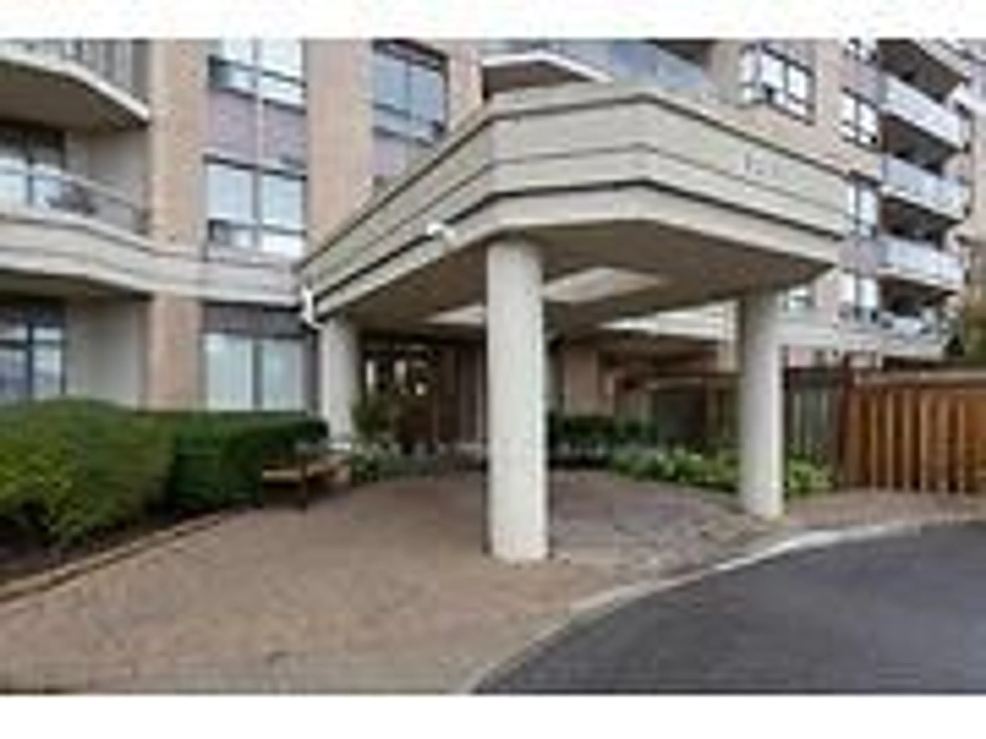 Indoor foyer for 300 Ray Lawson Blvd #605, Brampton Ontario L6Y 5H5