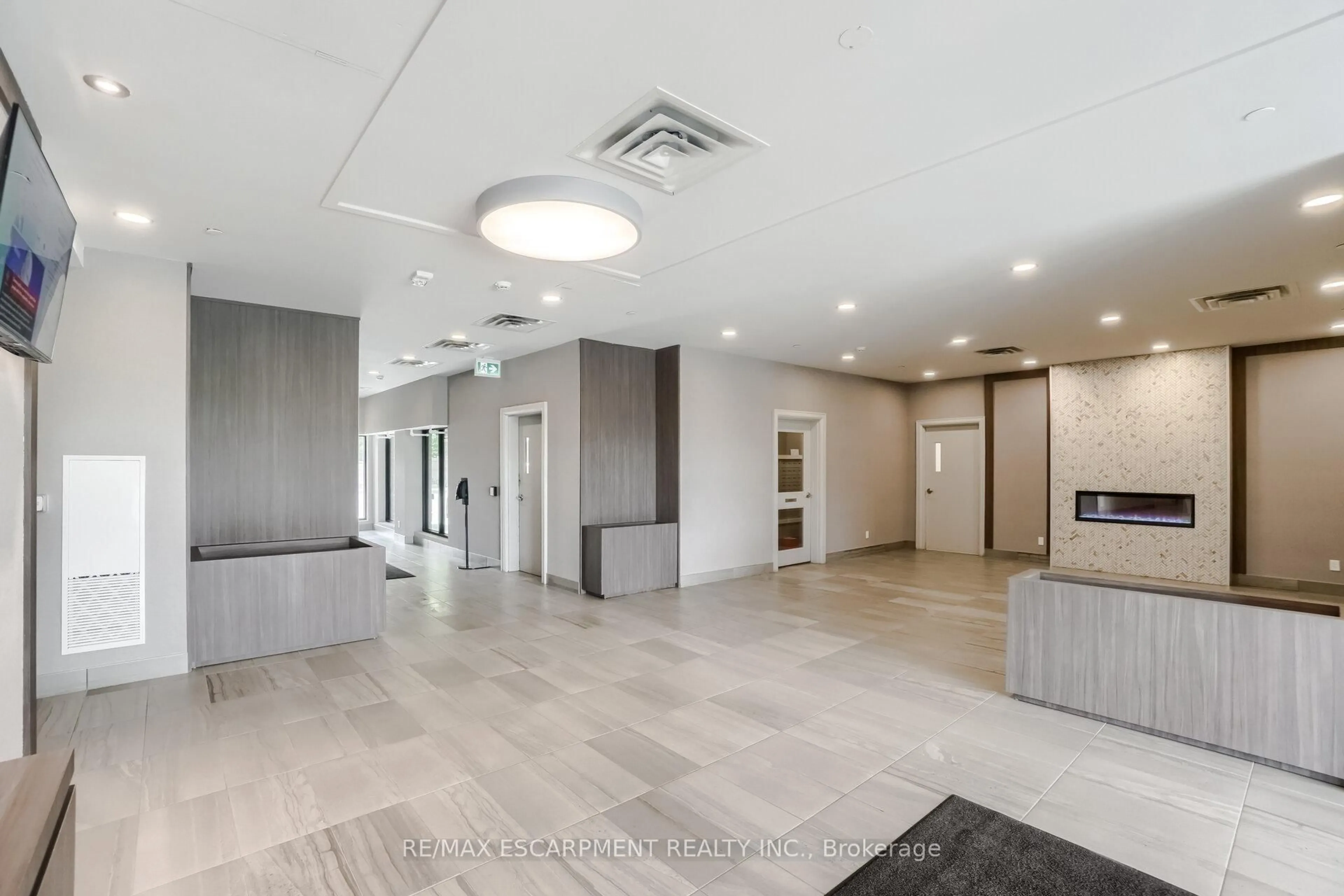 Indoor foyer for 150 OAK PARK Blvd #220, Oakville Ontario L6H 3P2