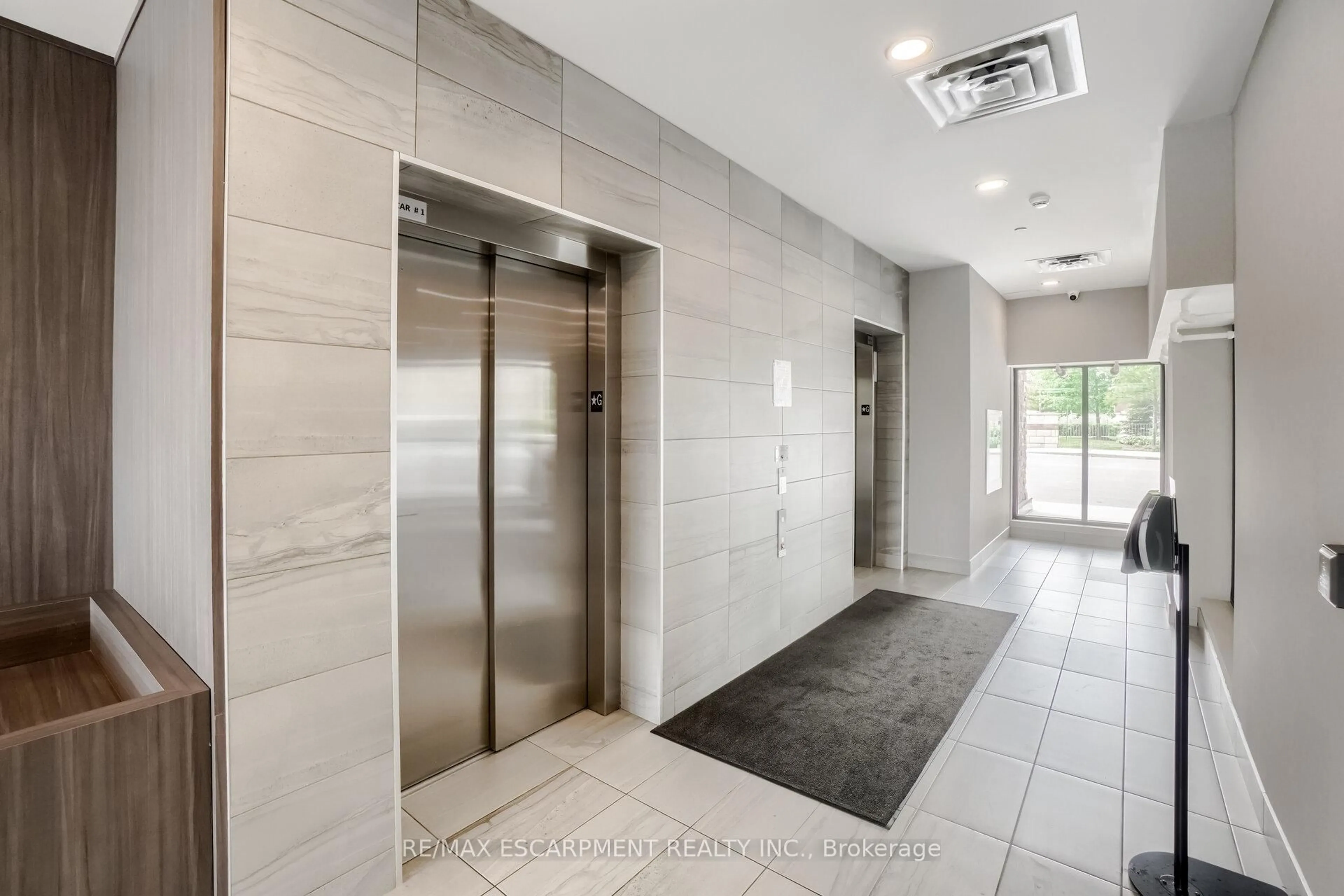 Indoor foyer for 150 OAK PARK Blvd #220, Oakville Ontario L6H 3P2