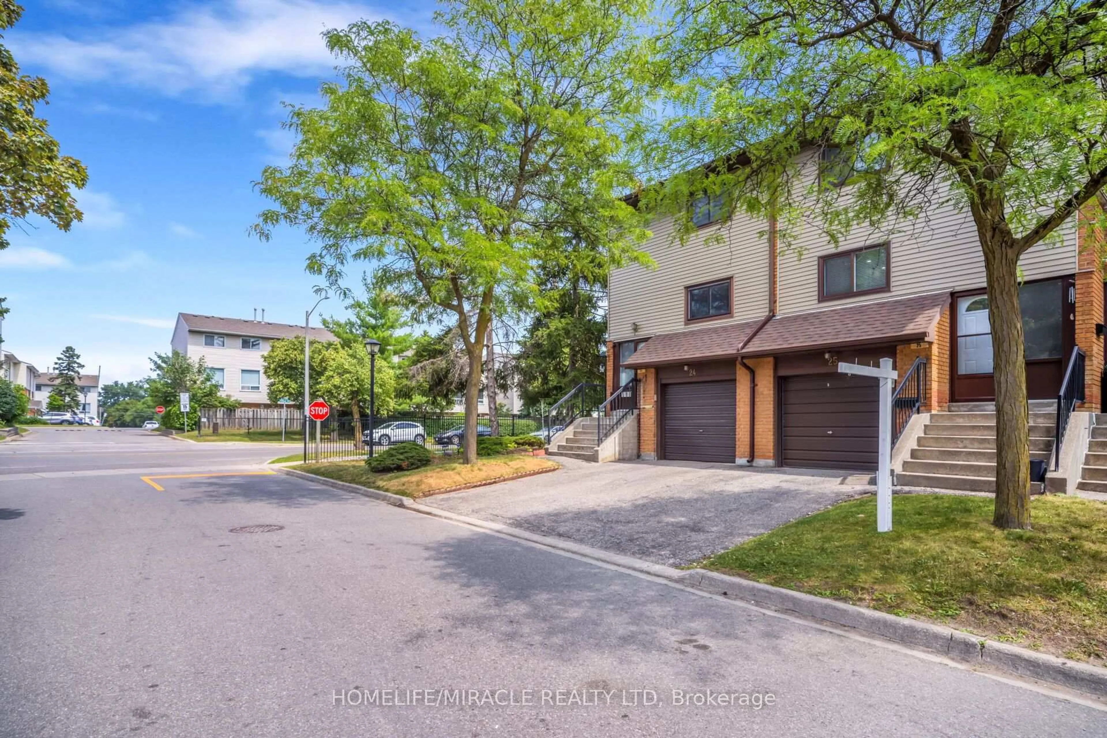 A pic from outside/outdoor area/front of a property/back of a property/a pic from drone, street for 25 Carleton Pl, Brampton Ontario L6T 3Z4