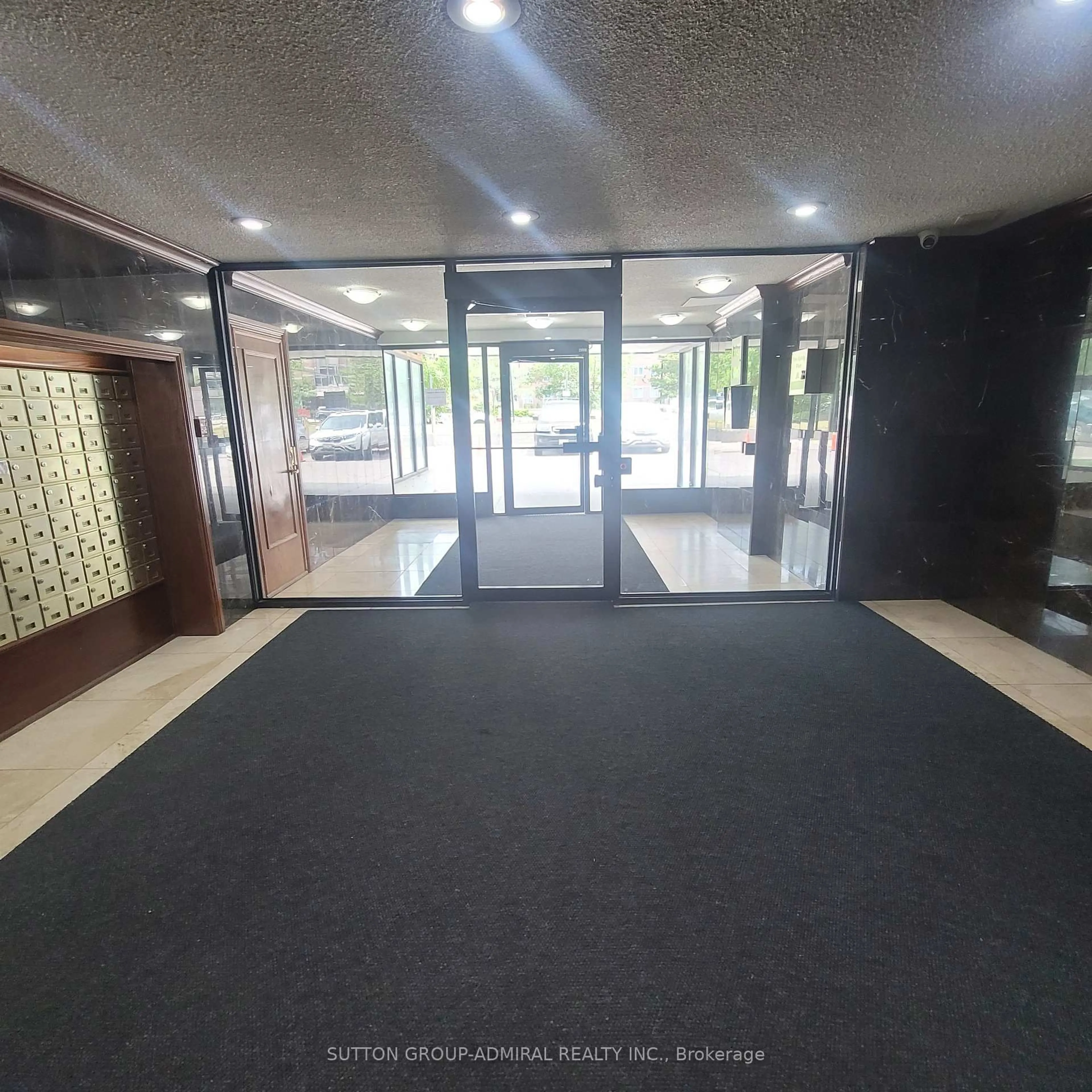 Indoor foyer for 10 Tobermory Dr #802, Toronto Ontario M3N 2Y5
