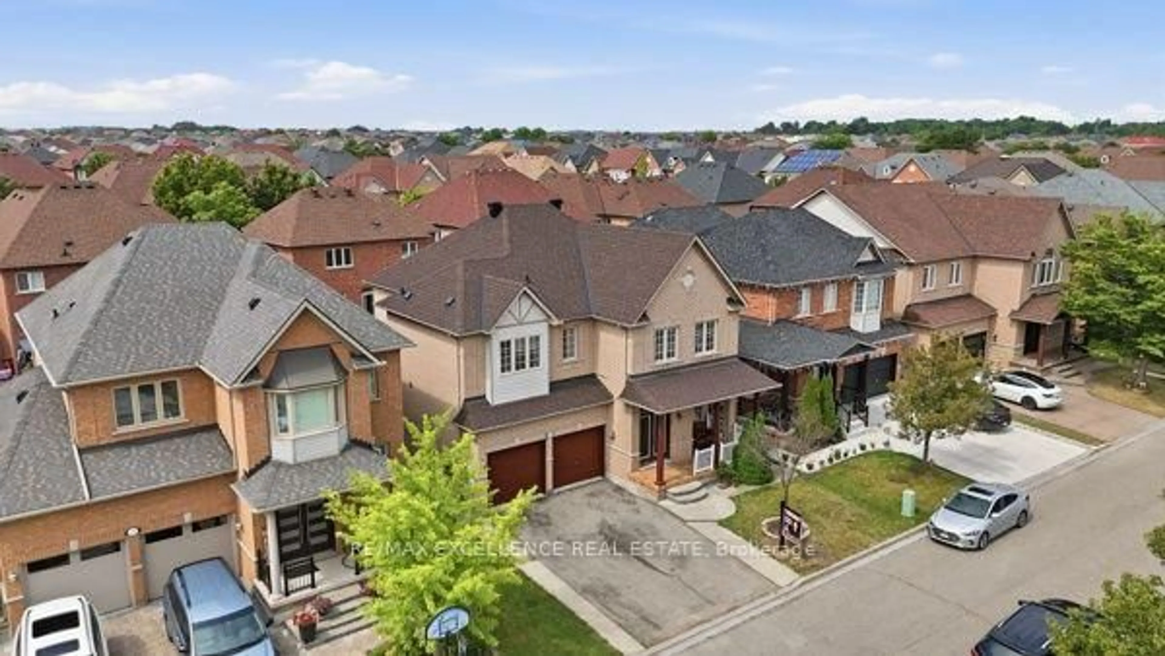 A pic from outside/outdoor area/front of a property/back of a property/a pic from drone, street for 21 Castle Mountain Dr, Brampton Ontario L6R 2W9