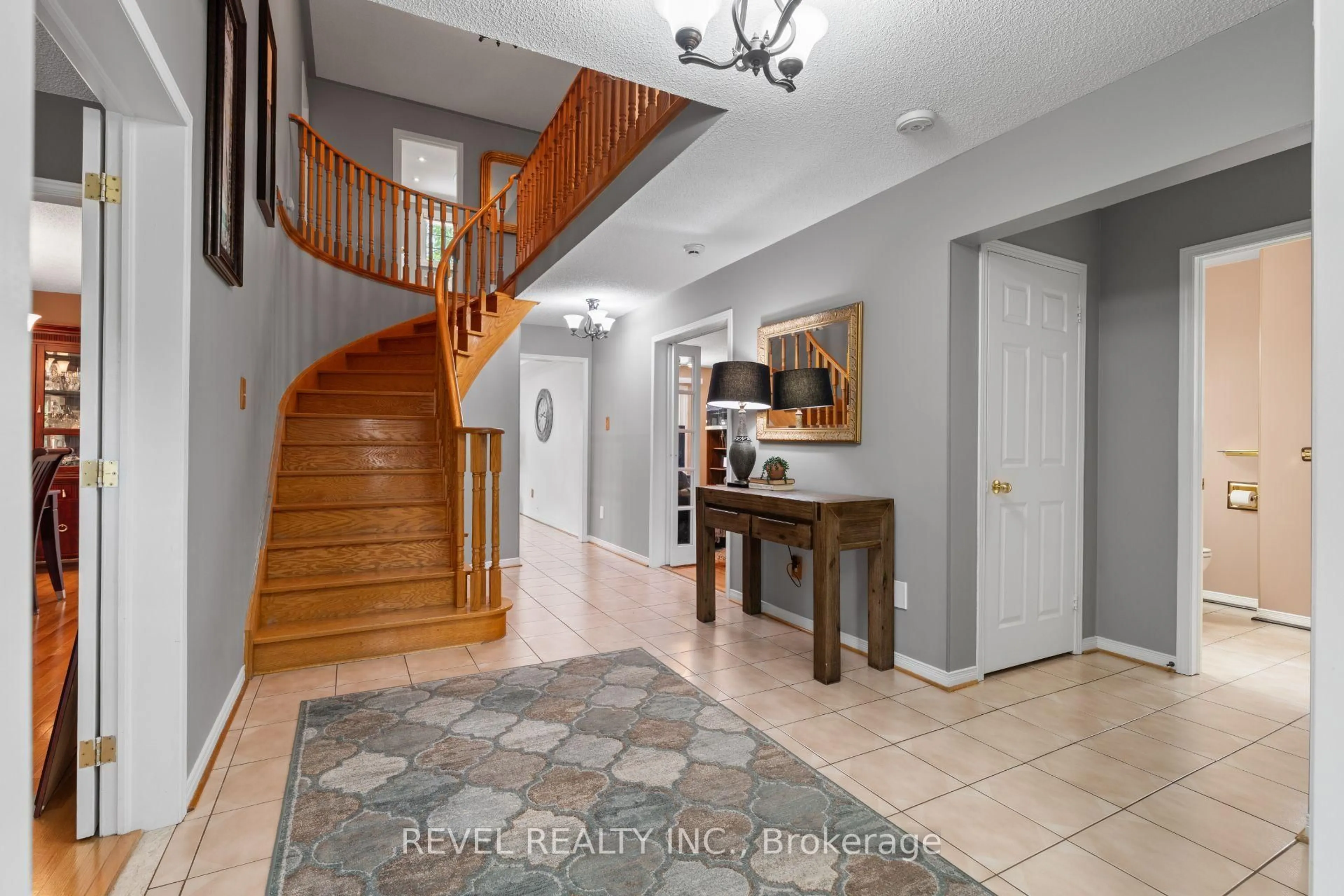 Indoor entryway for 8 Cochrane Ave, Brampton Ontario L6Z 4J4