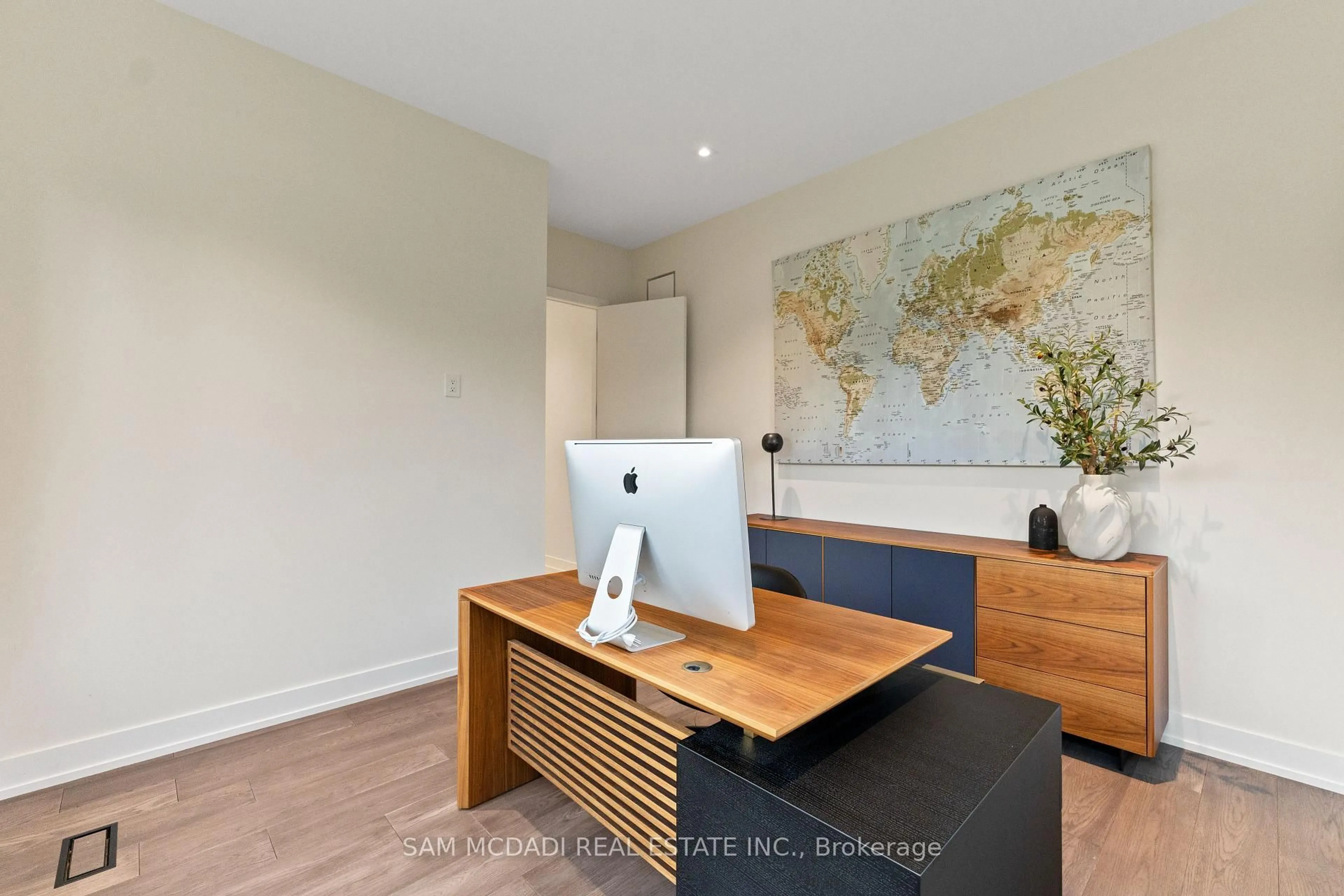 A pic of a room for 2075 Shawanaga Tr, Mississauga Ontario L5H 3Z3