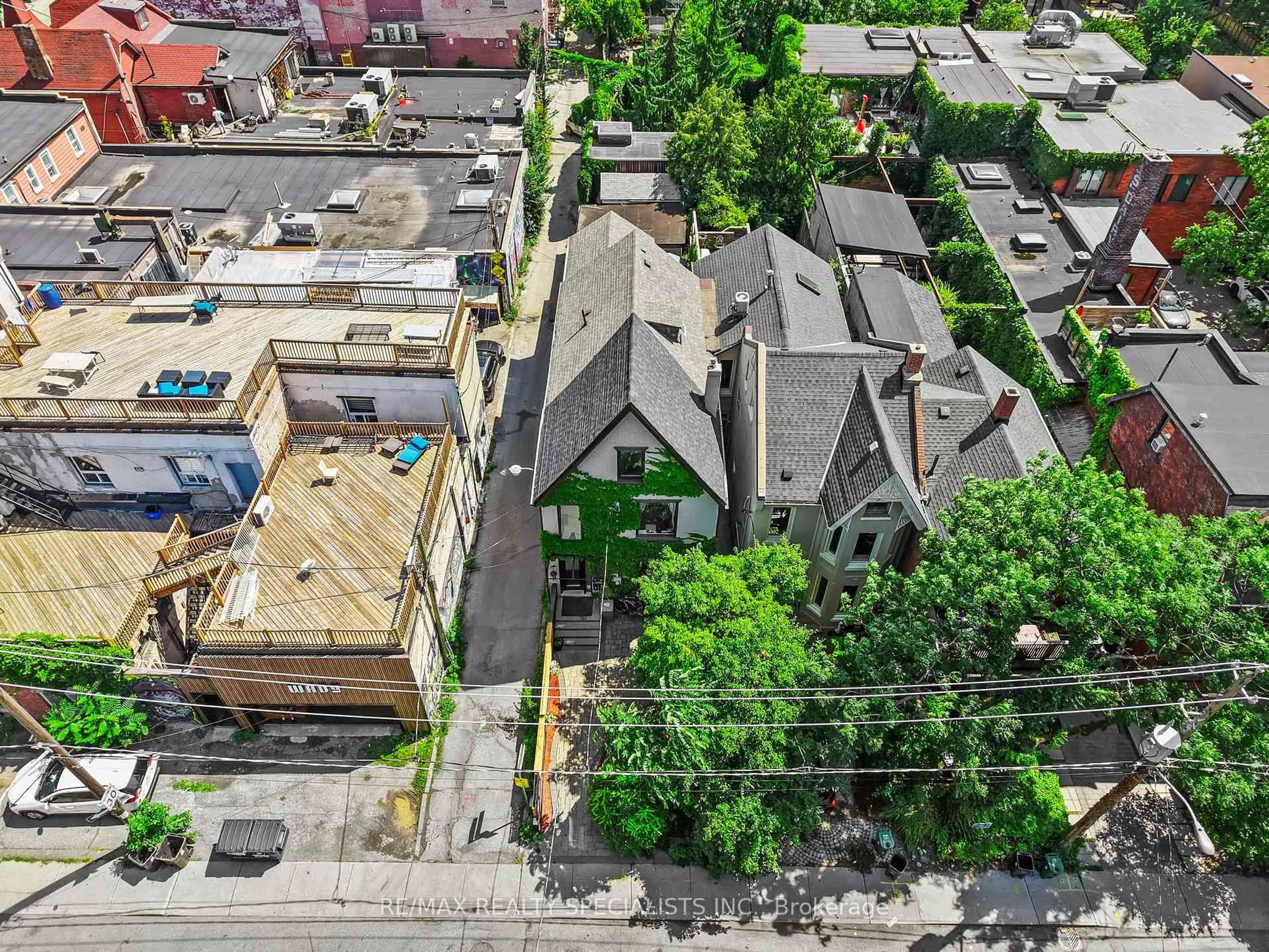 A pic from outside/outdoor area/front of a property/back of a property/a pic from drone, city buildings view from balcony for 73 Elm Grove Ave, Toronto Ontario M6K 2J2