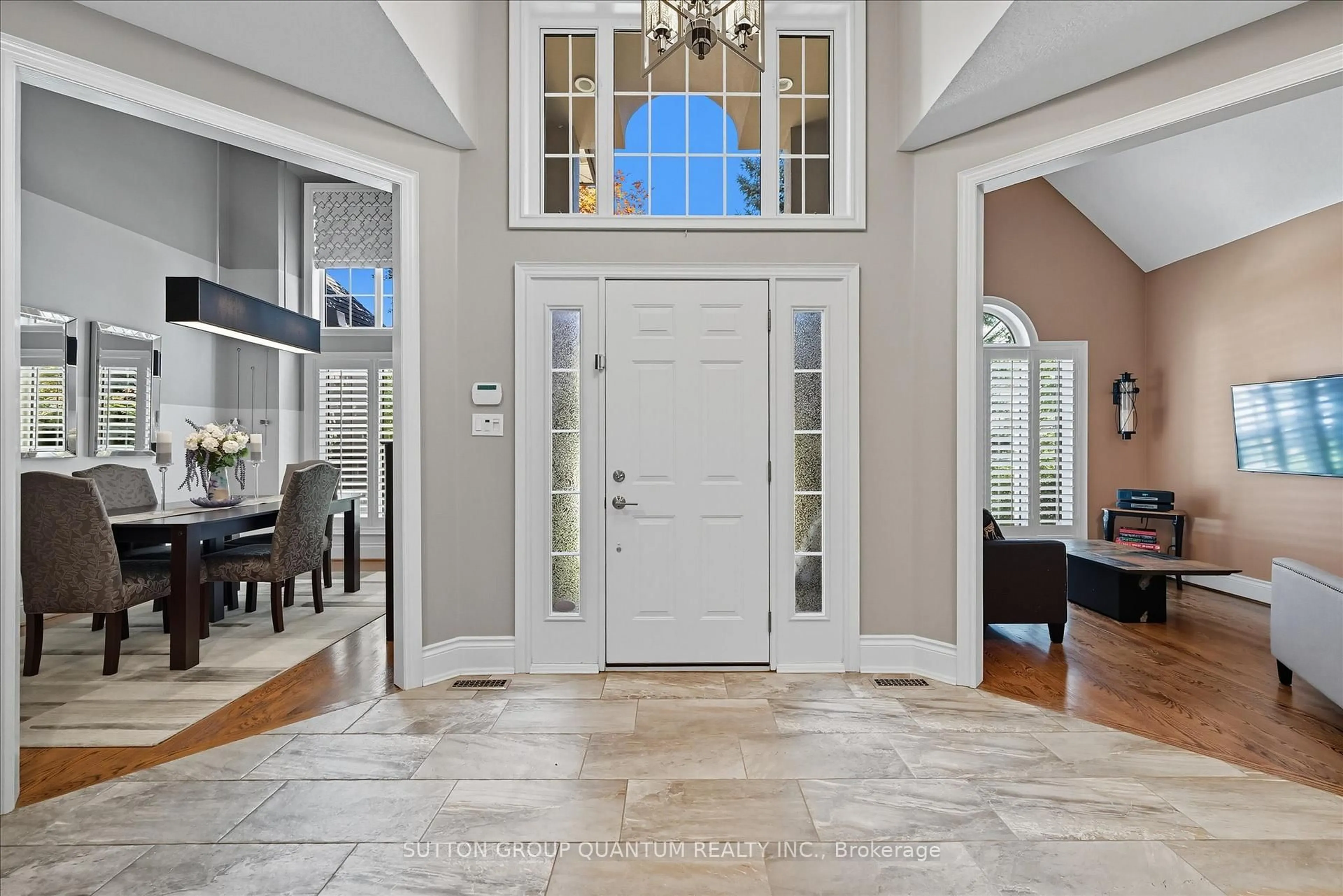 Indoor entryway for 1109 Forestvale Dr, Burlington Ontario L7P 4W3