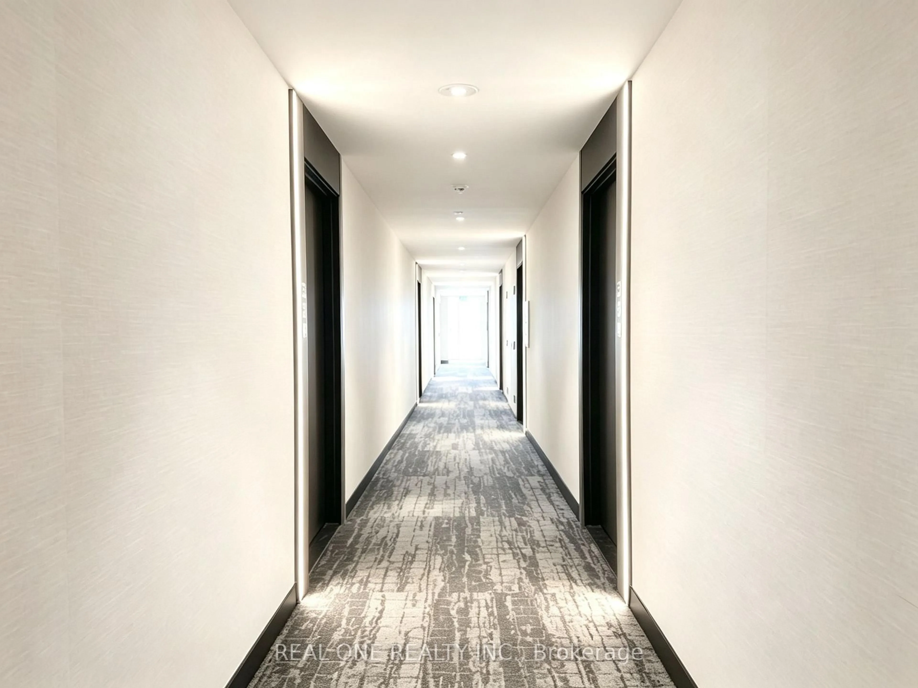 Indoor foyer for 215 Lakeshore Rd #333, Mississauga Ontario L5H 0A7