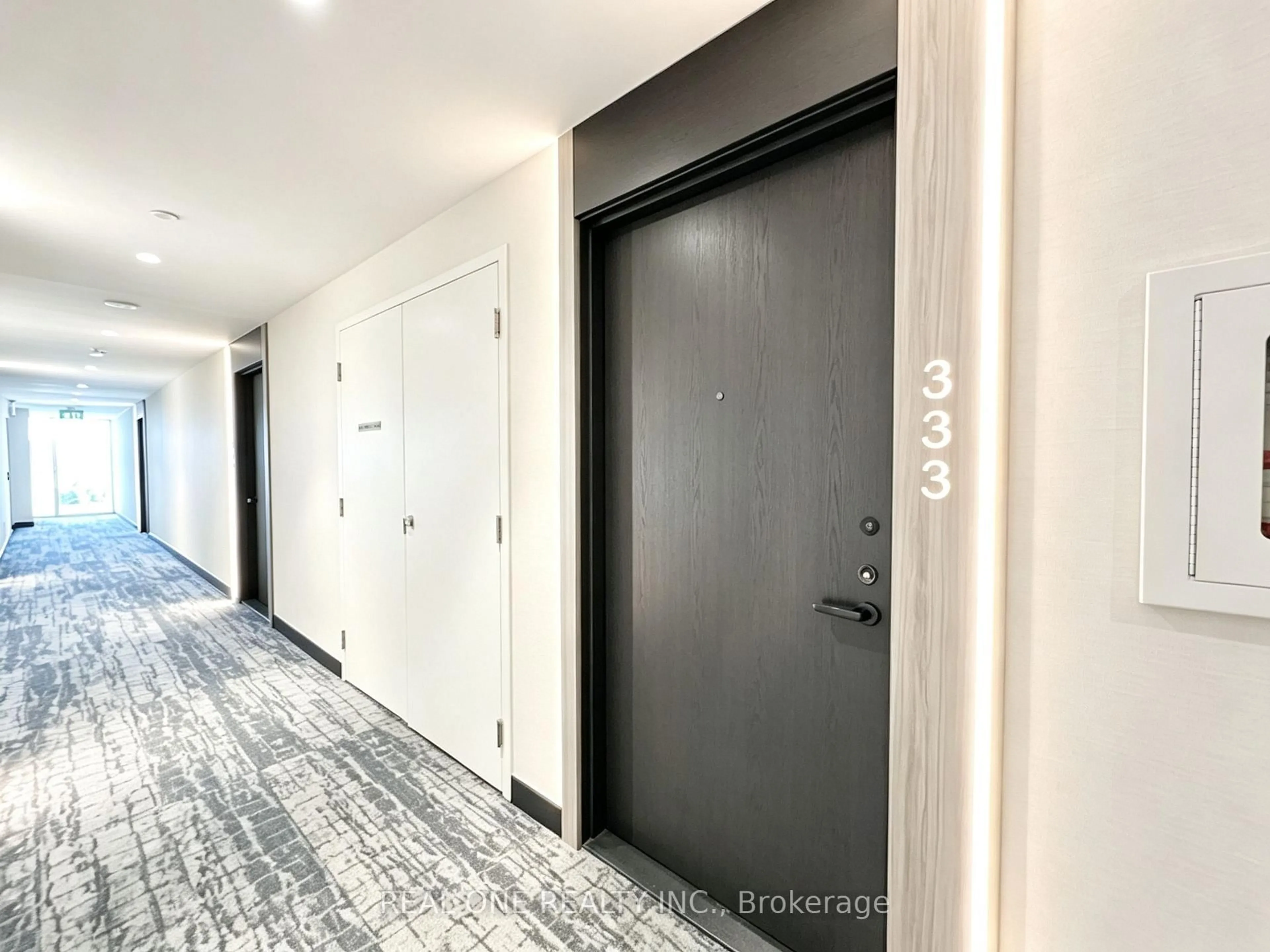 Indoor entryway for 215 Lakeshore Rd #333, Mississauga Ontario L5H 0A7