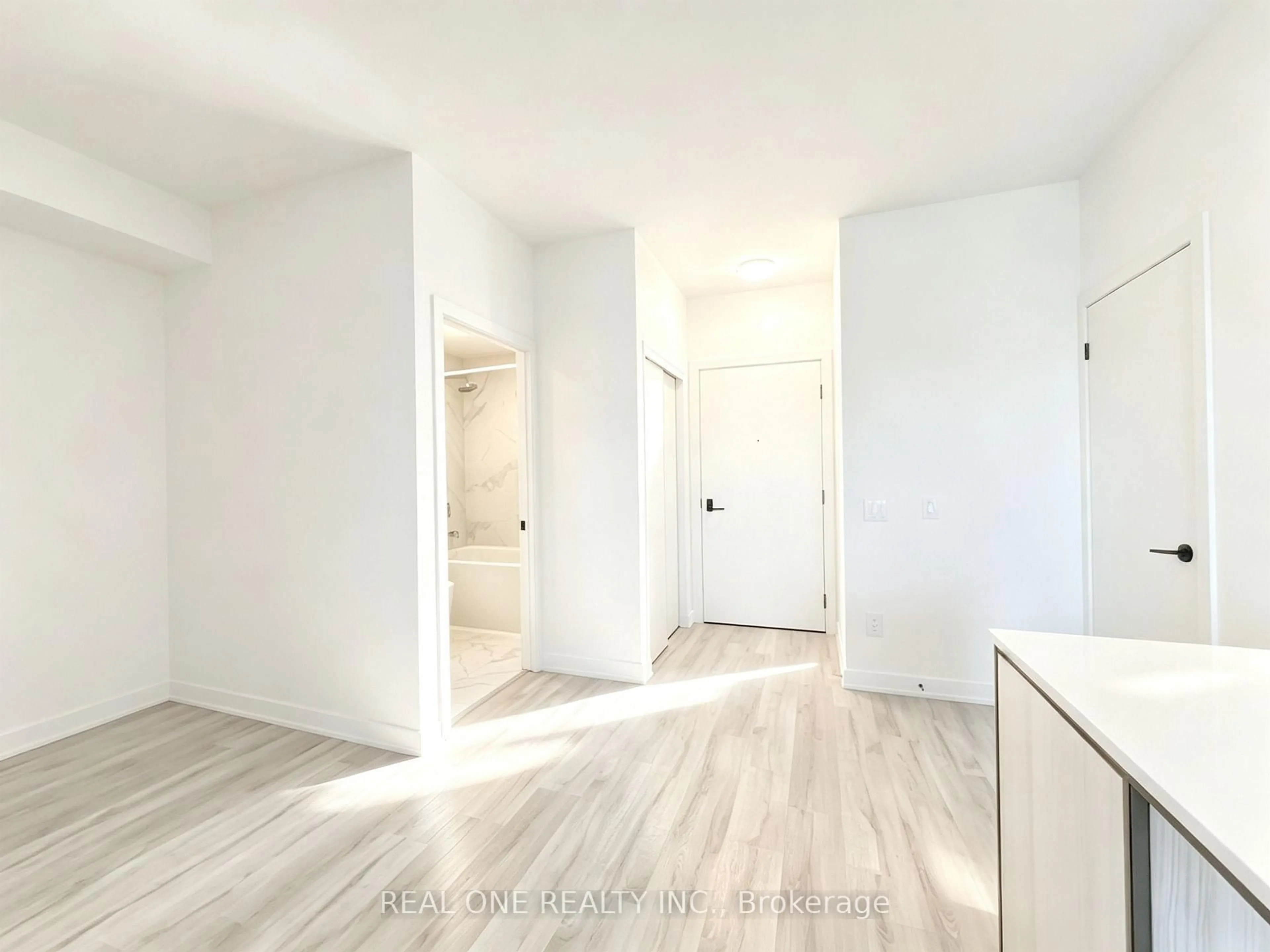 A pic of a room for 215 Lakeshore Rd #333, Mississauga Ontario L5H 0A7