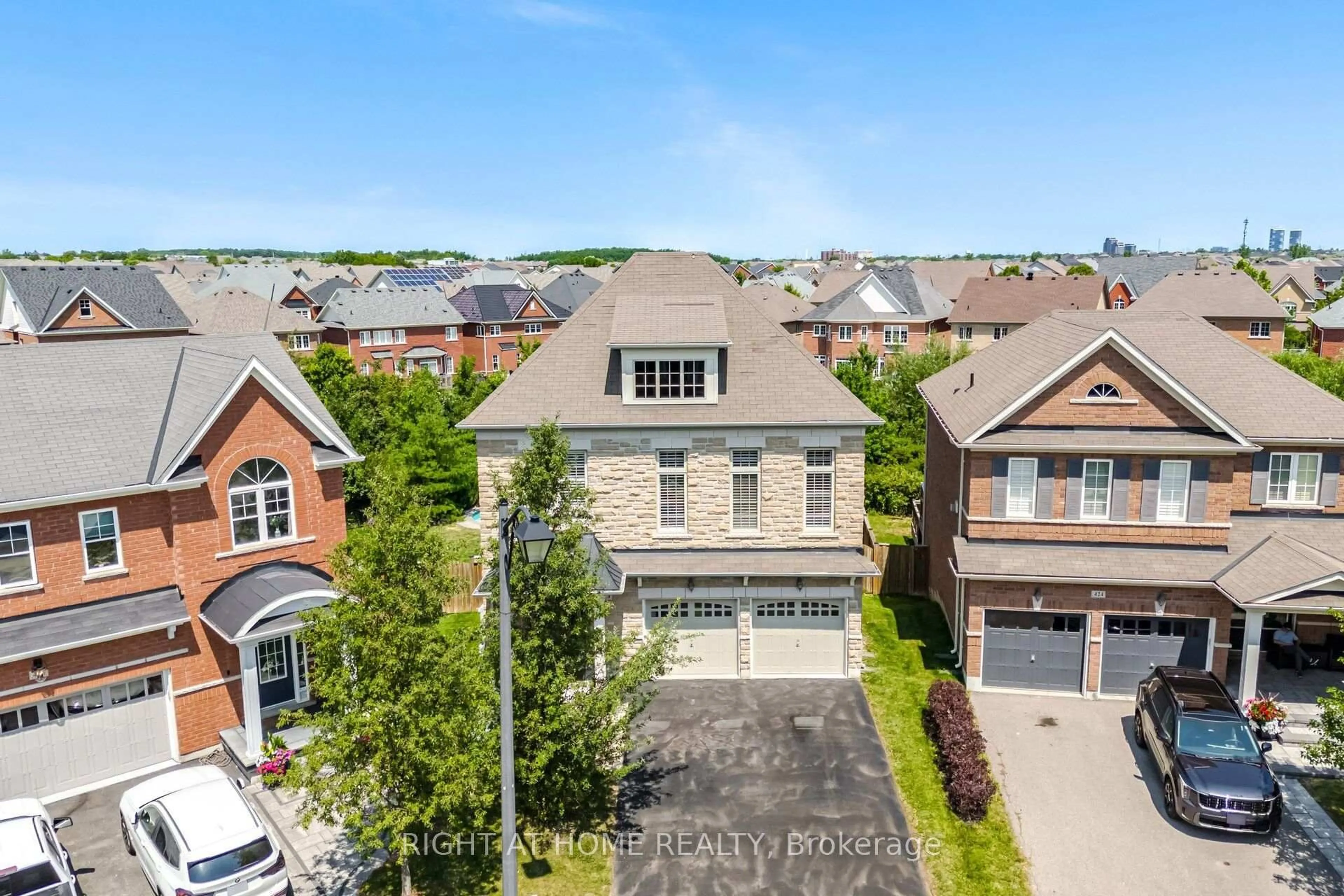 A pic from outside/outdoor area/front of a property/back of a property/a pic from drone, street for 420 Nairn Circ, Milton Ontario L9T 8A6