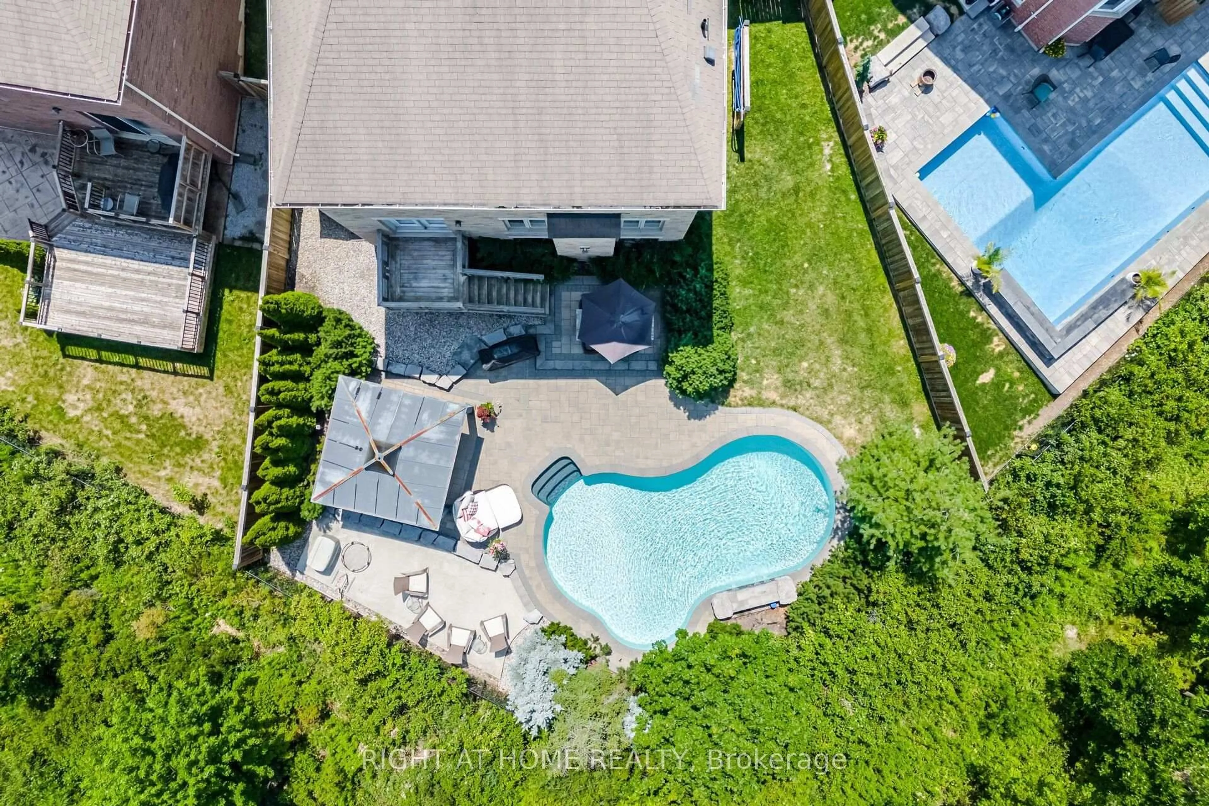A pic from outside/outdoor area/front of a property/back of a property/a pic from drone, unknown for 420 Nairn Circ, Milton Ontario L9T 8A6