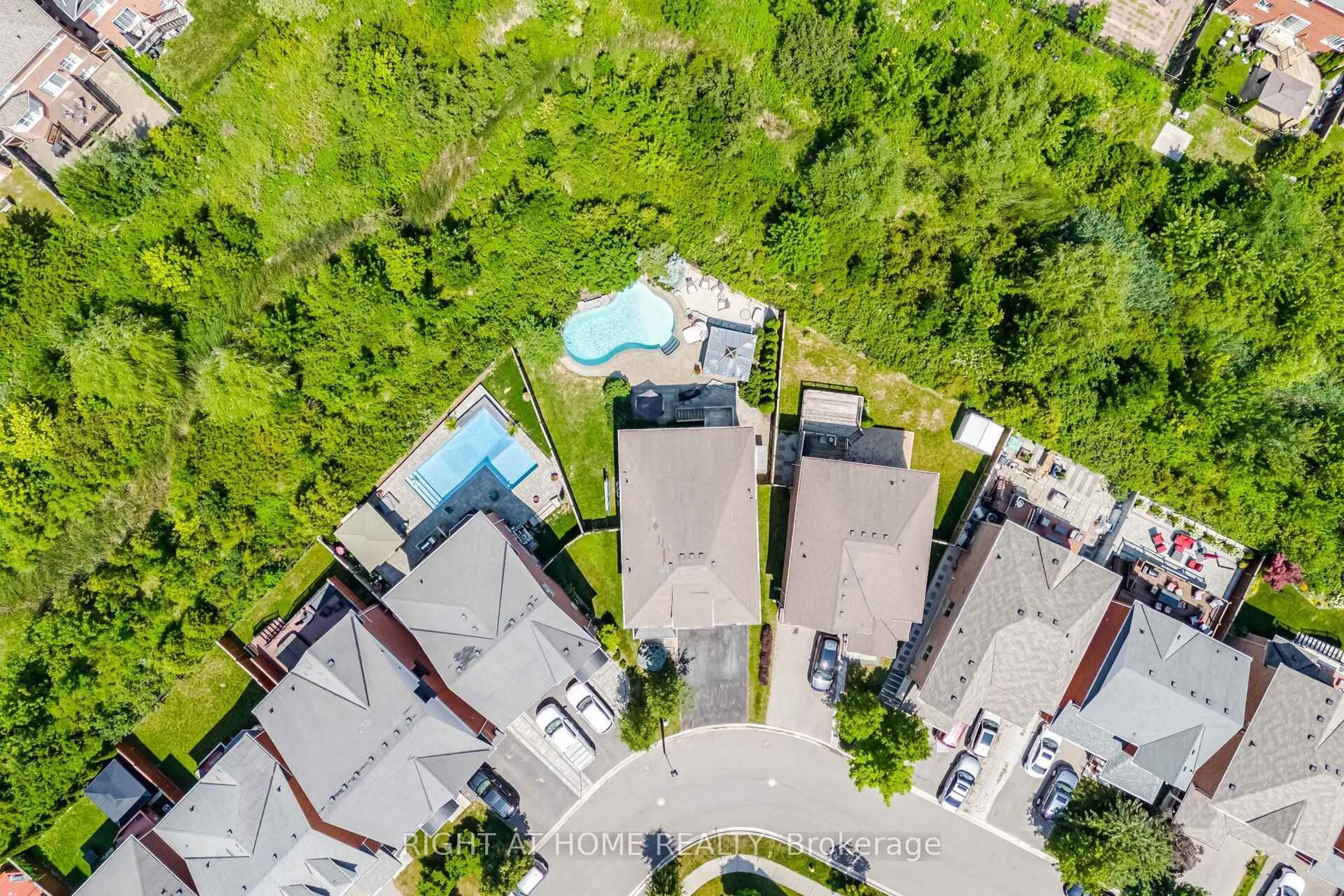 A pic from outside/outdoor area/front of a property/back of a property/a pic from drone, unknown for 420 Nairn Circ, Milton Ontario L9T 8A6