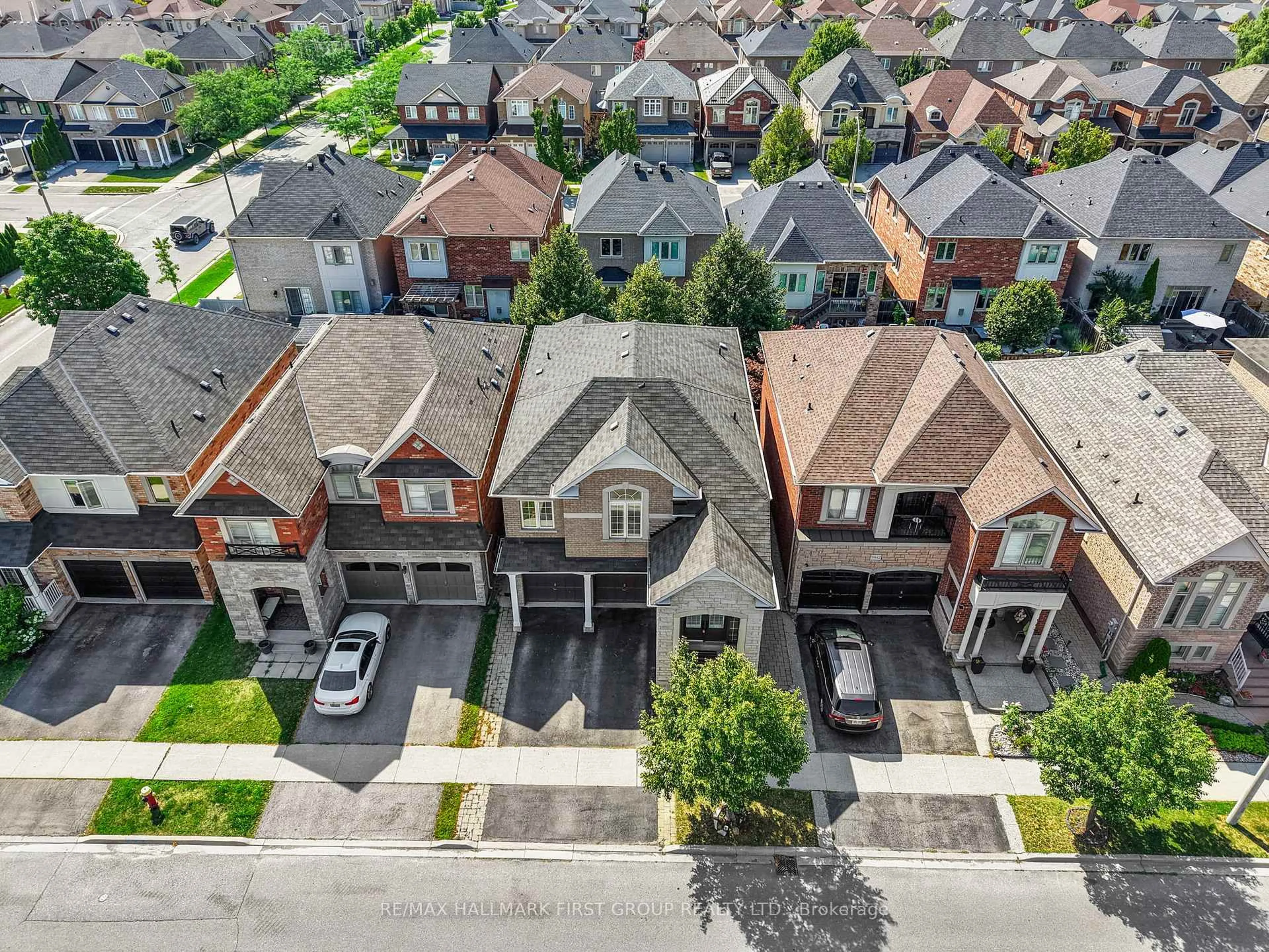A pic from outside/outdoor area/front of a property/back of a property/a pic from drone, street for 3040 Ferguson Dr, Burlington Ontario L7M 0G5