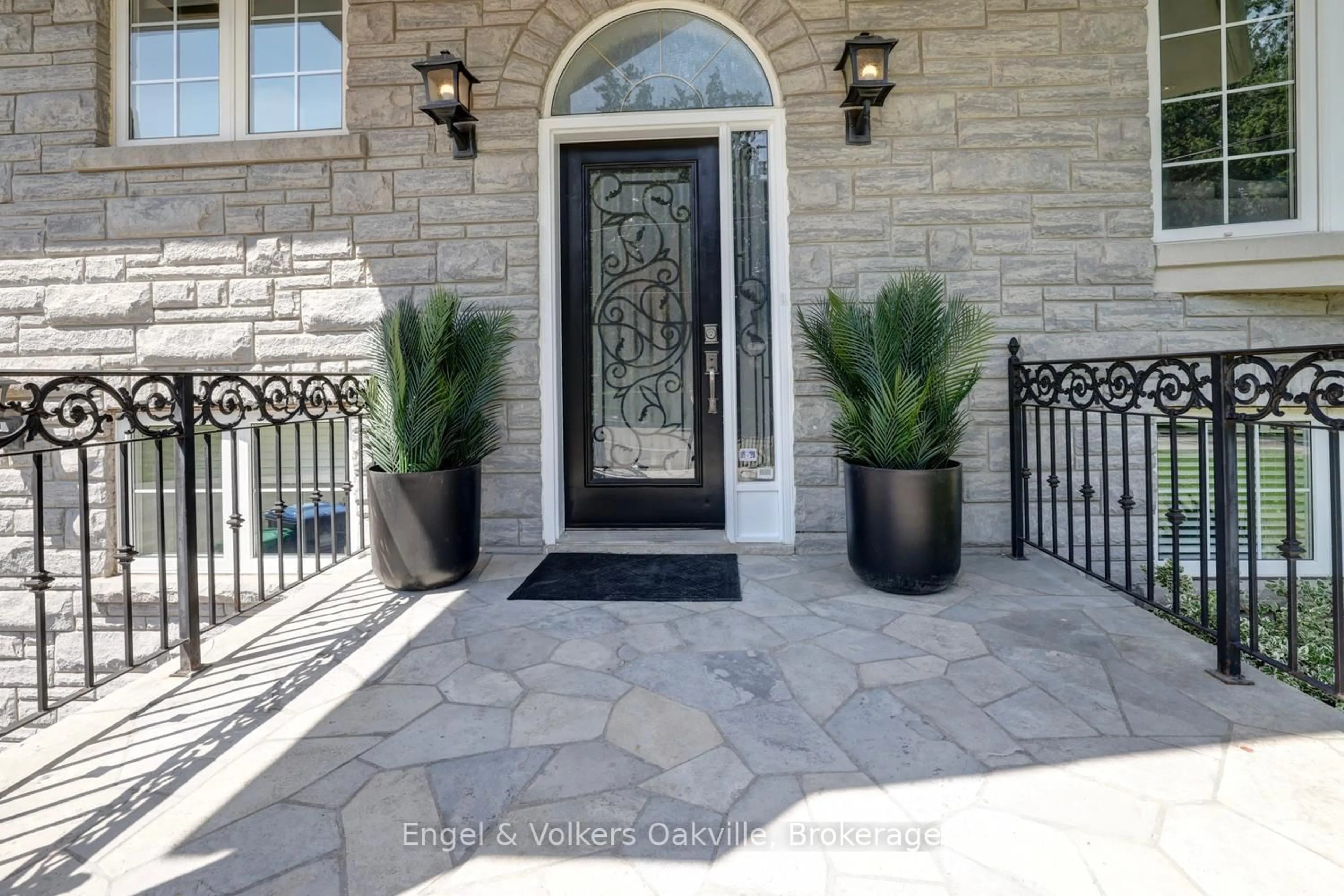 Indoor entryway for 3281 Flanagan Cres, Mississauga Ontario L5C 2M7