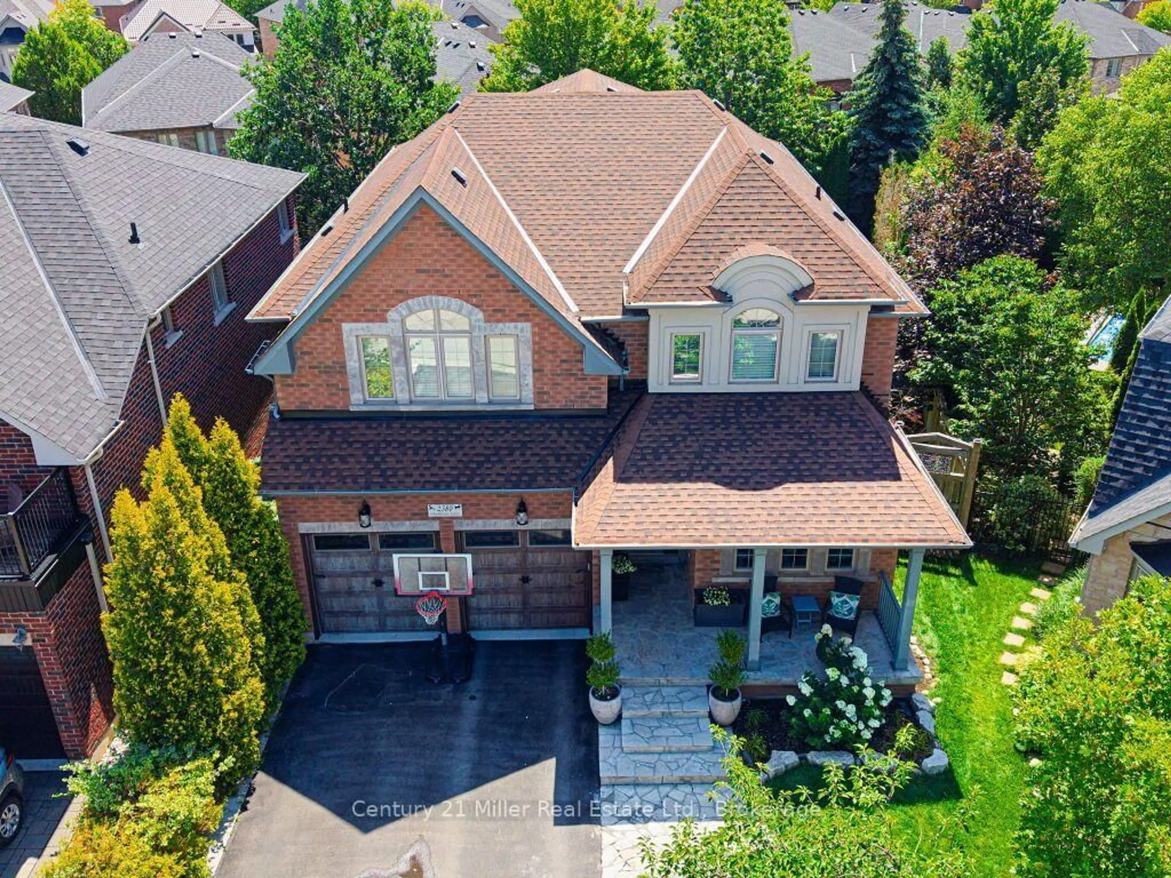 A pic from outside/outdoor area/front of a property/back of a property/a pic from drone, street for 2380 Gladacres Lane, Oakville Ontario L6M 0G4