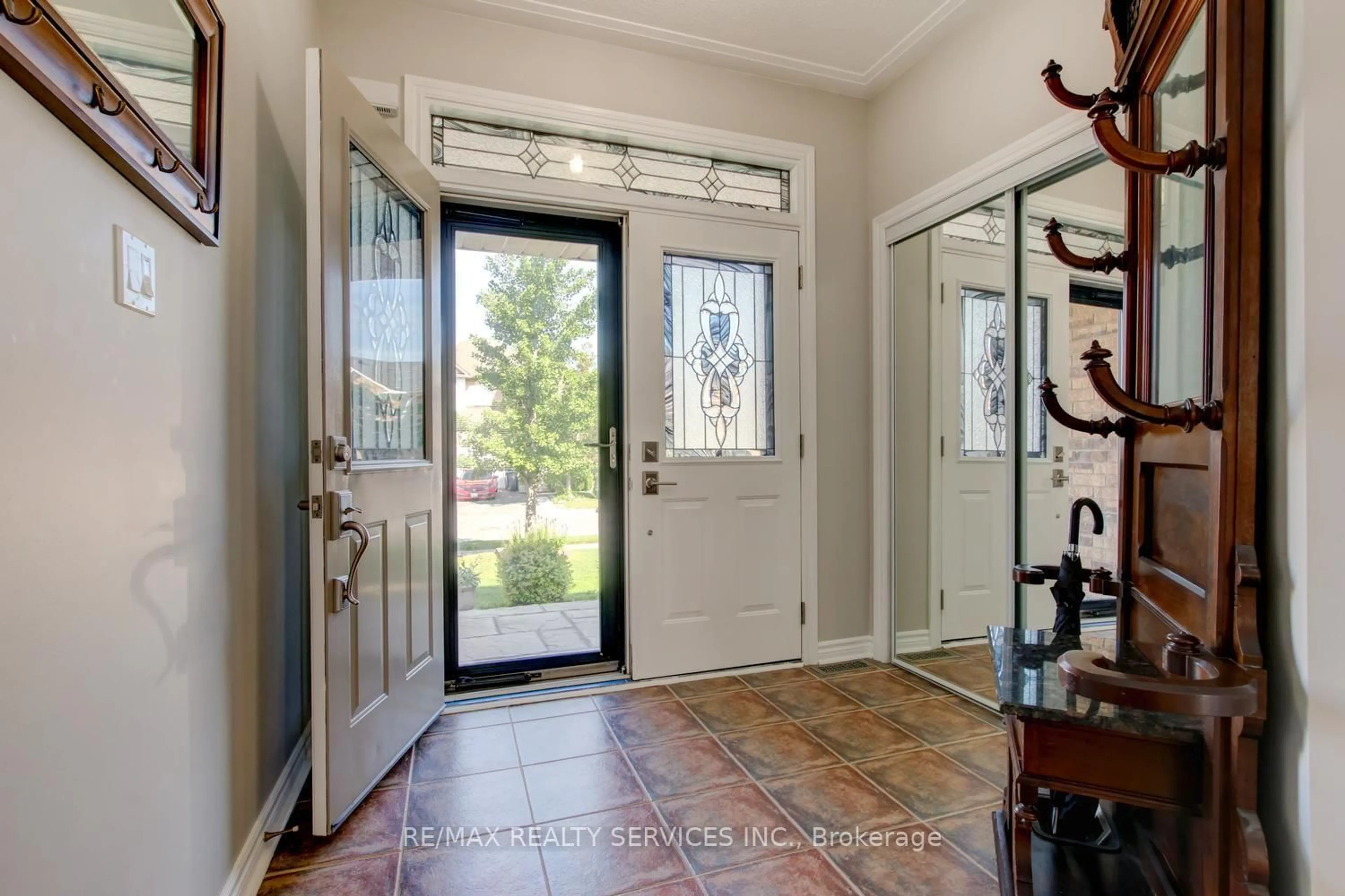 Indoor entryway for 35 Hardgate Cres, Brampton Ontario L7A 3V7