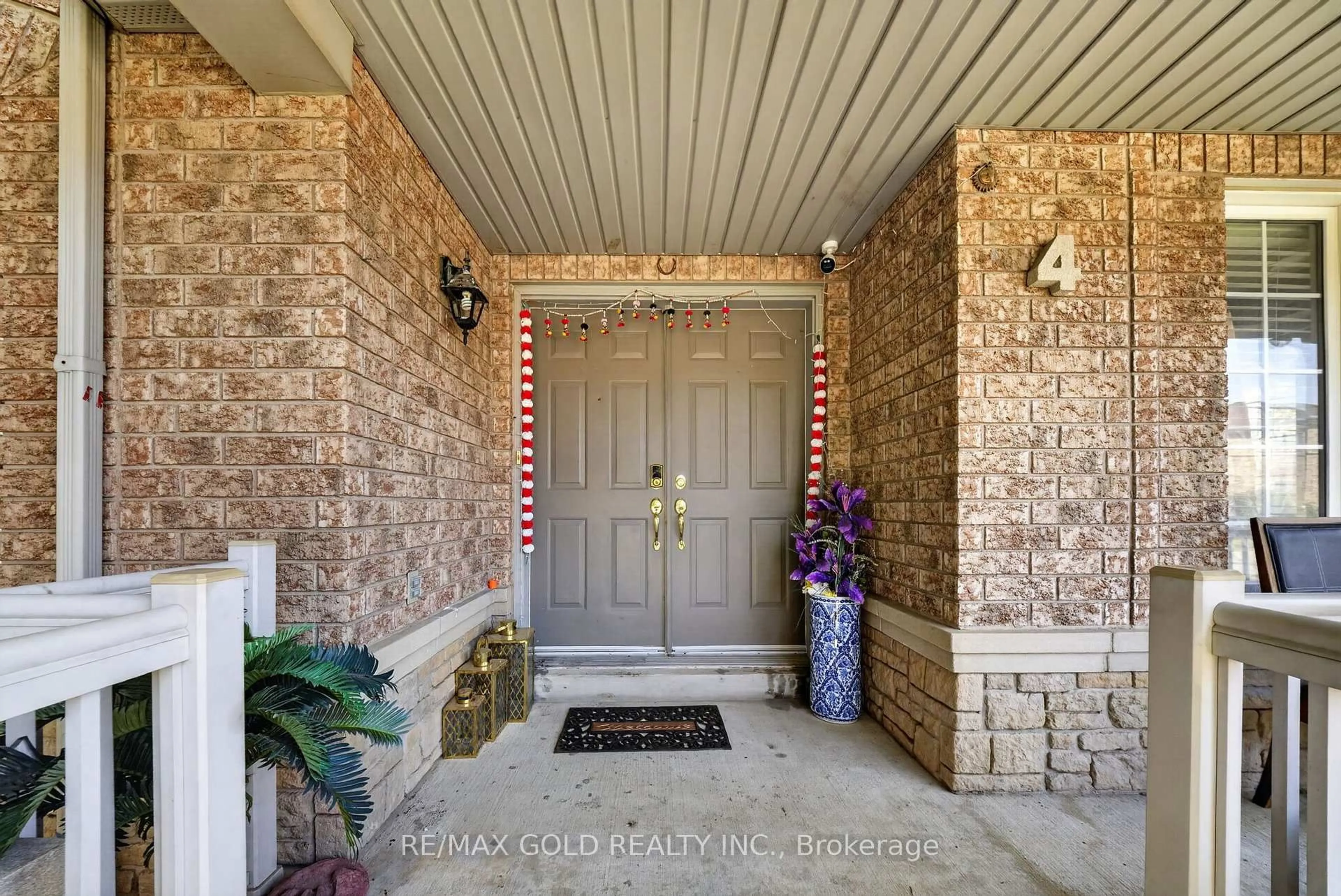 Indoor entryway for 4 SUNNYVIEW Rd, Brampton Ontario L7A 3E3