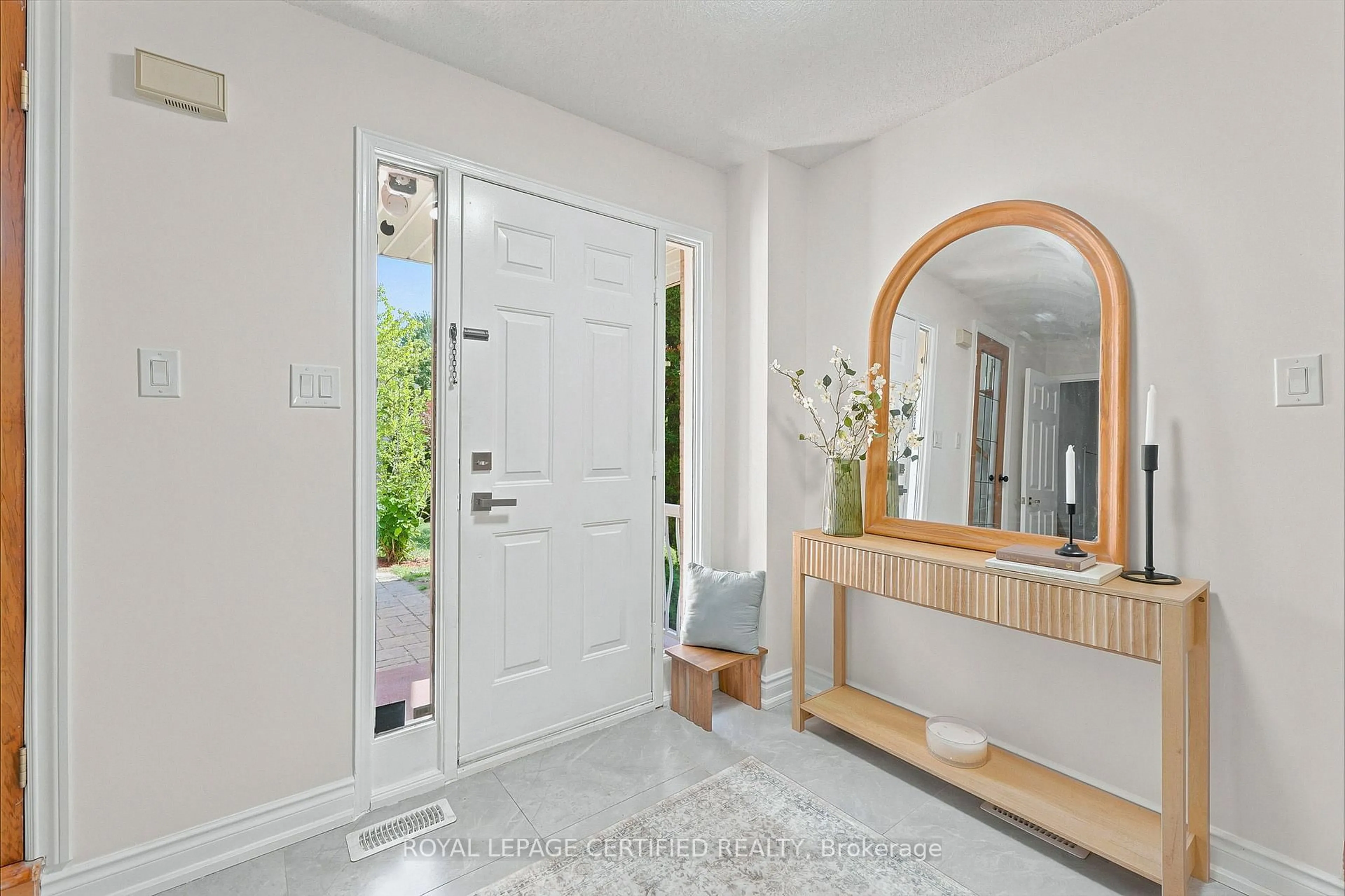 Indoor entryway for 3135 Shadetree Dr, Mississauga Ontario L5N 6P3