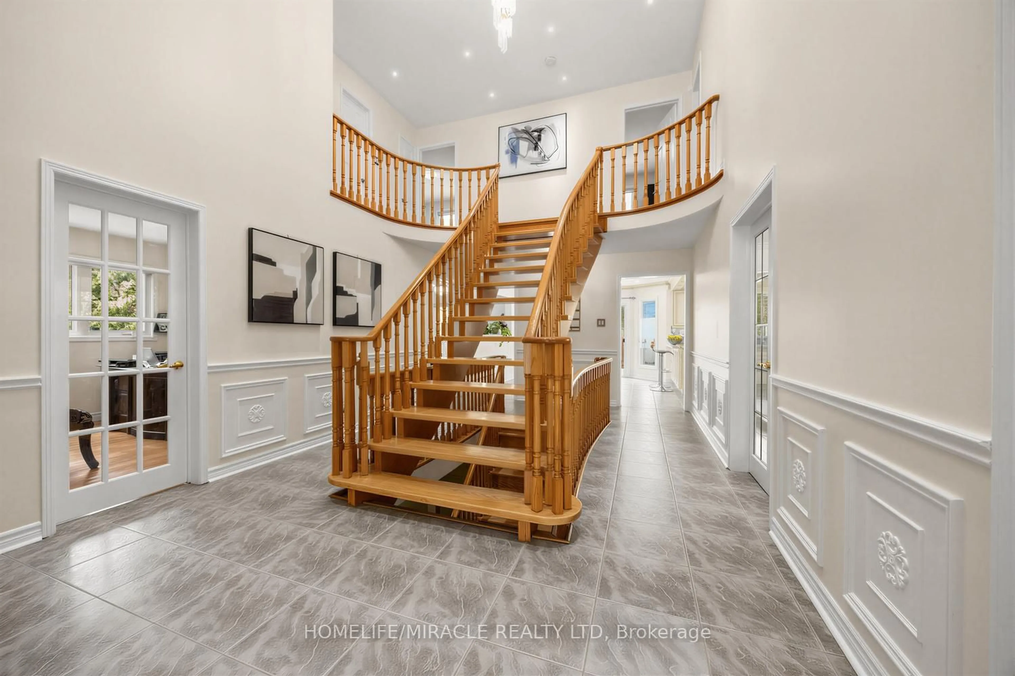 Indoor entryway for 2023 Jacamar Crt, Mississauga Ontario L5L 3P7