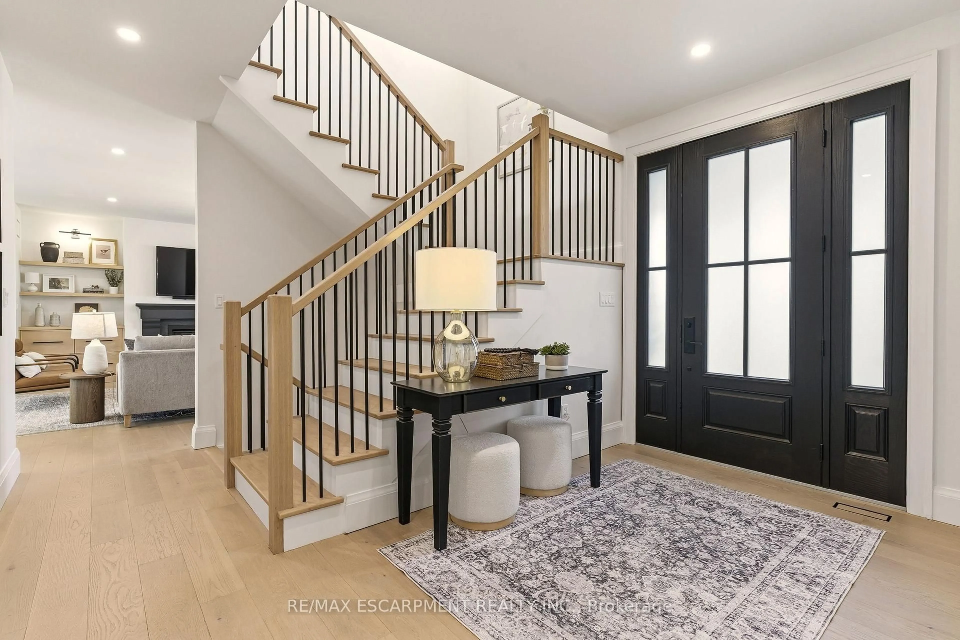 Indoor entryway for 940 Gorton Ave, Burlington Ontario L7T 1S5