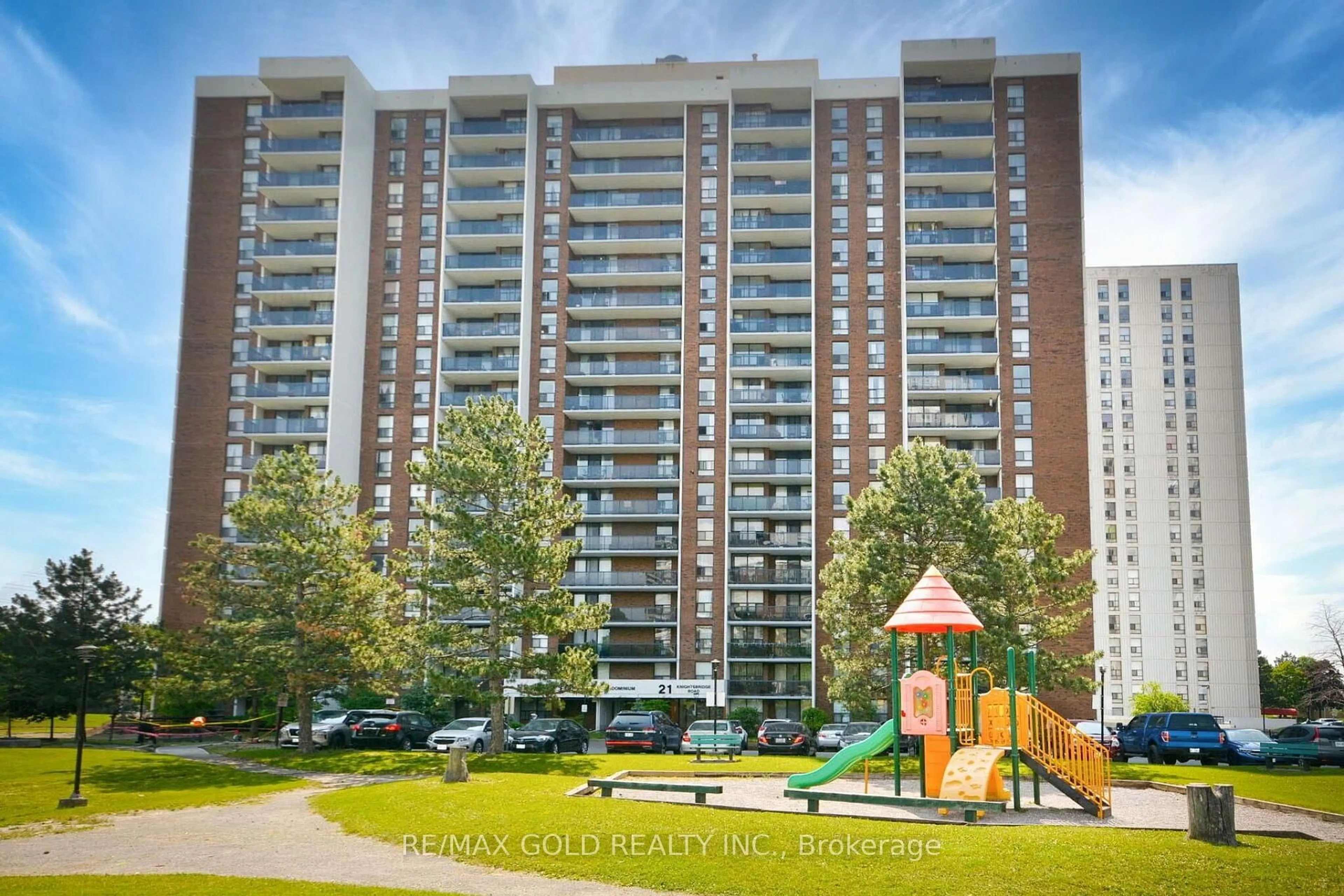 Patio, building for 21 Knightsbridge Rd #407, Brampton Ontario L6T 3Y1
