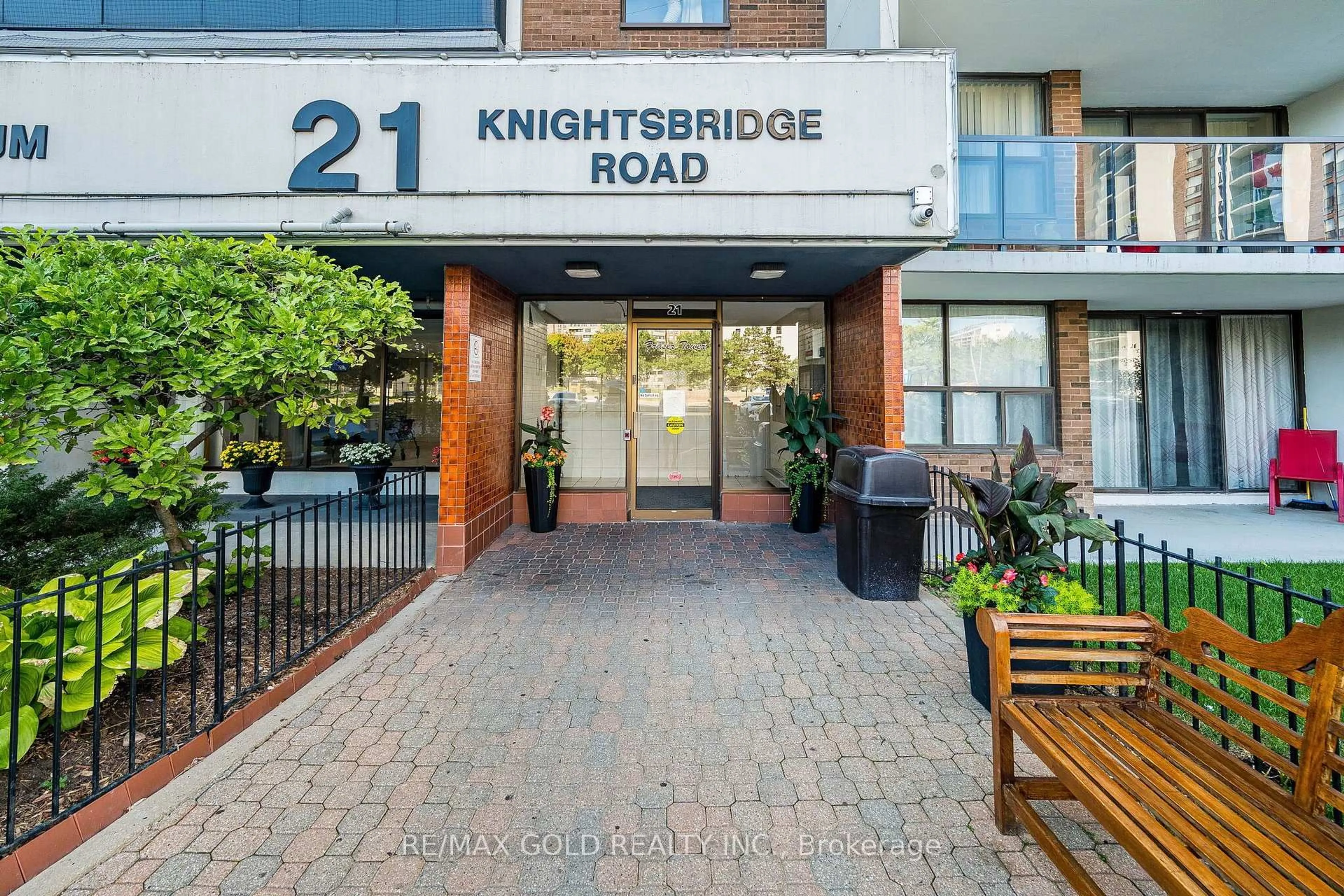 Indoor foyer for 21 Knightsbridge Rd #407, Brampton Ontario L6T 3Y1