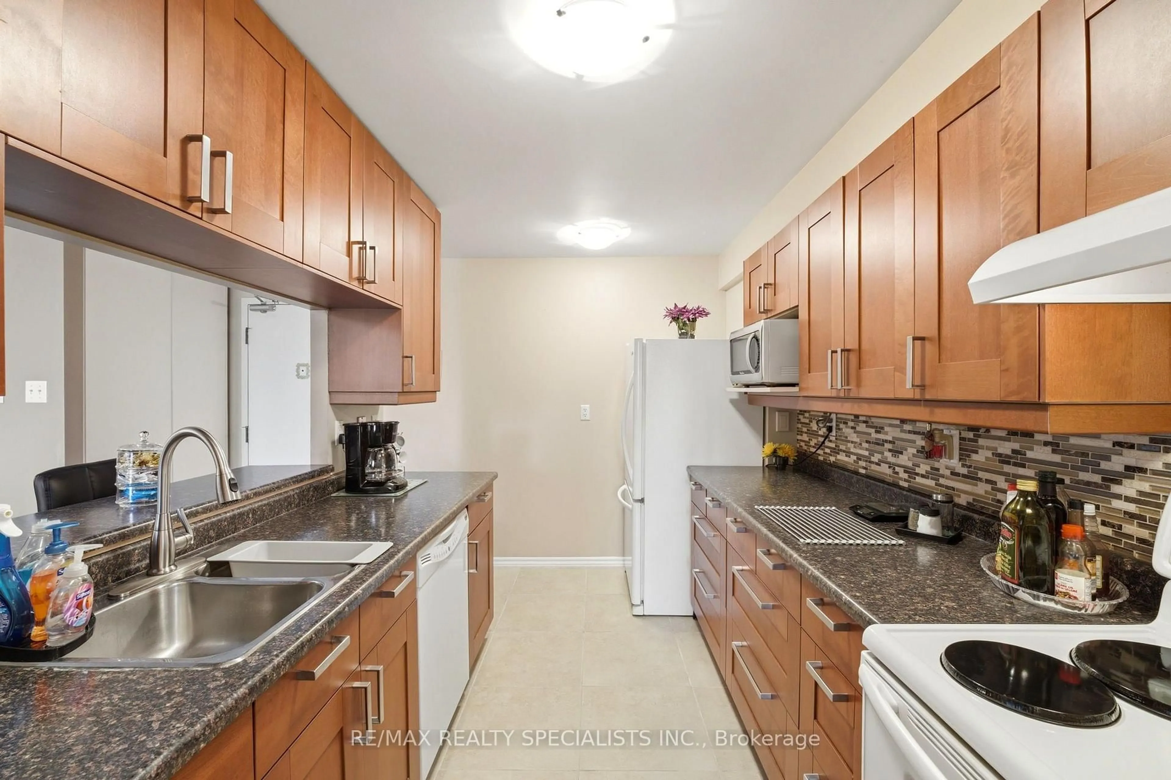 Standard kitchen, unknown for 4205 Shipp Dr #404, Mississauga Ontario L4Z 2Y9