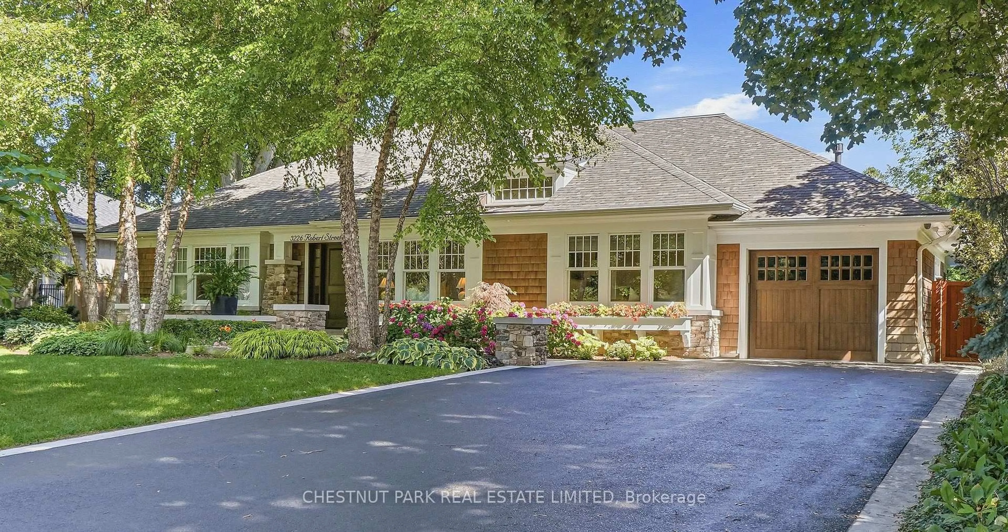 Home with brick exterior material, street for 3226 Robert St, Burlington Ontario L7N 1E7