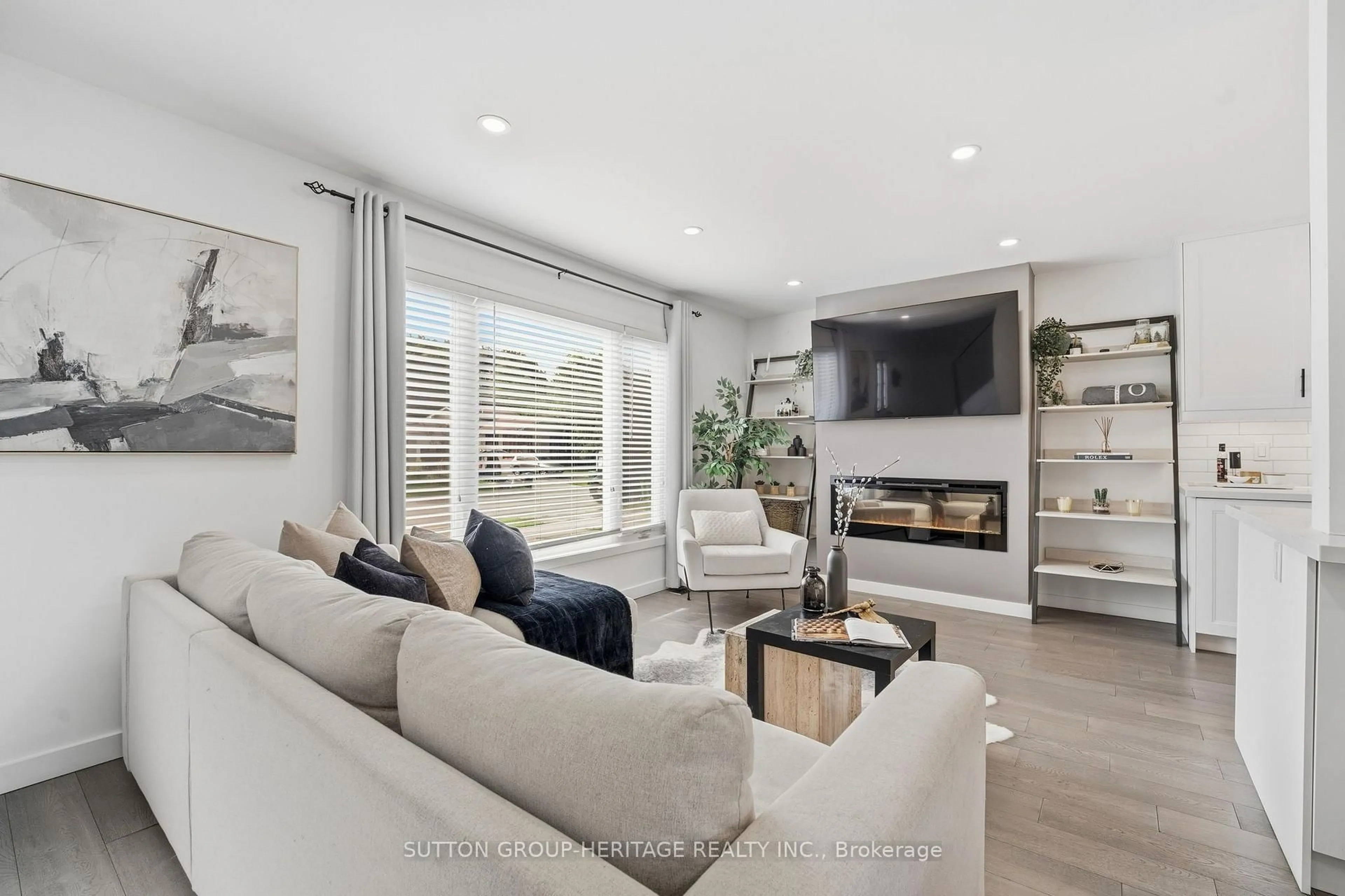 Living room with furniture, unknown for 67 Madoc Dr, Brampton Ontario L6V 2A2