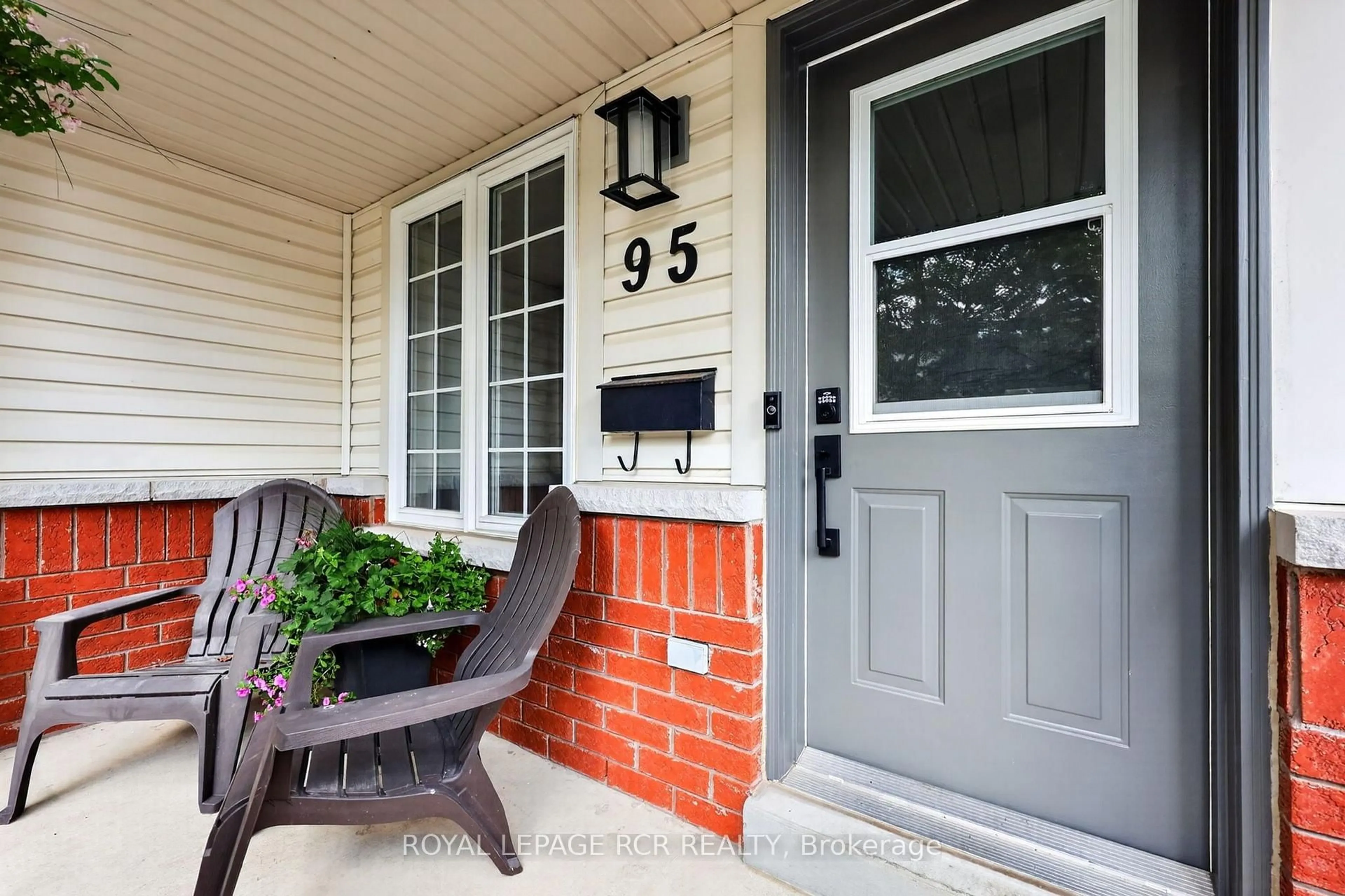 Indoor entryway for 95 Waters Blvd, Milton Ontario L9T 6K4